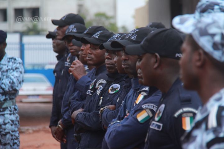 Image de Faits Divers. La révélation d'un cas de corruption impliquant un policier en Côte d'Ivoire soulève des préoccupations importantes quant à l'intégrité et à la responsabilité des forces de l'ordre. Cette affaire met en lumière la nécessité de prendre des mesures fermes pour lutter contre la corruption au sein des institutions chargées de faire respecter la loi et de protéger les citoyens. Dans cet avis, nous examinerons les implications de cette affaire, les défis rencontrés dans la lutte contre la corruption policière et les mesures potentielles à prendre pour renforcer la confiance du public dans les forces de l'ordre. Contexte de la corruption policière en Côte d'Ivoire La corruption au sein des forces de l'ordre en Côte d'Ivoire est un problème bien documenté qui nuit à la confiance du public dans le système judiciaire et compromet l'efficacité de l'application de la loi. Les actes de corruption, tels que les pots-de-vin, les extorsions et les abus de pouvoir, sont souvent perpétrés en toute impunité, ce qui alimente le cynisme et le mécontentement parmi les citoyens. Dans ce contexte, la récente révélation d'un policier pris en flagrant délit de corruption est un rappel brutal des défis persistants auxquels est confronté le pays dans sa lutte contre la corruption. La déclaration souligne l'ampleur du problème de la corruption policière en Côte d'Ivoire, en mettant en lumière le fait que les actes de corruption sont commis ouvertement, sans crainte de représailles. L'utilisation de termes tels que "police OSER, police SOTRA, gendarmerie" indique que la corruption est répandue et généralisée, touchant plusieurs branches des forces de l'ordre. De plus, le témoignage personnel du chauffeur de Wôrô Wôrô, qui affirme avoir été témoin de ces actes de corruption, renforce la crédibilité de la déclaration et souligne l'impact direct de la corruption sur la vie quotidienne des citoyens. Les conséquences de la corruption policière La corruption policière a des conséquences graves et durables sur la société ivoirienne. Elle mine la confiance du public dans les institutions gouvernementales, alimente le sentiment d'injustice et de marginalisation, et nuit à la crédibilité de l'État de droit. De plus, la corruption affaiblit les efforts visant à promouvoir le développement économique et social en sapant la confiance des investisseurs et en décourageant la participation citoyenne. En fin de compte, la corruption nuit à la stabilité et à la prospérité du pays dans son ensemble. La lutte contre la corruption policière en Côte d'Ivoire est entravée par plusieurs défis, notamment le manque de ressources, le manque de volonté politique et la culture de l'impunité. Les institutions chargées de l'application de la loi sont souvent mal équipées et sous-financées, ce qui rend difficile la surveillance et la répression des actes de corruption. De plus, la corruption est souvent perçue comme un phénomène endémique, ce qui limite la volonté politique de prendre des mesures énergiques pour y mettre fin. Les mesures potentielles pour lutter contre la corruption policière Pour renforcer la lutte contre la corruption policière en Côte d'Ivoire, des mesures ambitieuses et concertées sont nécessaires. Cela pourrait inclure l'amélioration de la surveillance et de la responsabilité des forces de l'ordre, la création de mécanismes de dénonciation sûrs et efficaces, et la mise en œuvre de réformes institutionnelles visant à promouvoir la transparence et l'intégrité. De plus, il est essentiel d'investir dans la formation et le développement professionnel des agents de police, afin de promouvoir une culture d'éthique et de responsabilité au sein de l'organisation. En conclusion, la récente révélation d'un cas de corruption policière en Côte d'Ivoire met en lumière les défis persistants auxquels est confronté le pays dans sa lutte contre la corruption. Pour restaurer la confiance du public dans les forces de l'ordre et promouvoir l'intégrité et la responsabilité au sein de l'appareil d'État, des mesures décisives et courageuses sont nécessaires. En adoptant une approche holistique et proactive, la Côte d'Ivoire peut aspirer à une société plus juste, transparente et respectueuse de l'État de droit.