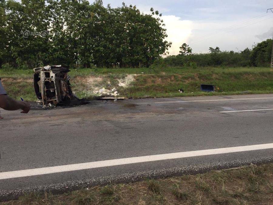 Image de Faits Divers. La ville de Bouaké, deuxième ville de Côte d'Ivoire, a été endeuillée ce mardi 07 mai 2024 par un accident de la circulation qui a fait 23 victimes, dont 1 décès. L'information a été confirmée par le Groupement des Sapeurs Pompiers Militaires (GSPM) dans une note publiée ce mercredi. Cette tragédie sur les routes de Bouaké soulève de nombreuses questions sur la sécurité routière dans le pays. Un minicar de transport perd le contrôle Selon la note du GSPM, l'accident est survenu lorsque le minicar de transport a fait une sortie de route. Les circonstances exactes de l'accident ne sont pas encore claires, mais les enquêtes sont en cours pour déterminer les causes de cette tragédie. "Il s'agit d'un minicar de transport qui fait une sortie de route", a indiqué le GSPM dans sa note. Le bilan humain de l'accident est lourd. Outre le décès d'une personne, 22 autres ont été blessées, certaines grièvement. Les victimes ont été transportées au Centre Hospitalier Universitaire (CHU) de Bouaké pour y recevoir des soins médicaux. Cependant, 14 d'entre elles ont refusé d'être évacuées et ont signé des décharges de responsabilité. Les causes de l'accident encore inconnues Les causes de l'accident ne sont pas encore claires. Les enquêtes sont en cours pour déterminer si l'accident est dû à une erreur humaine, à un défaut technique du véhicule ou à des conditions routières défavorables. "Nous sommes en train d'enquêter pour déterminer les causes de l'accident", a déclaré un responsable du GSPM. Cet accident soulève de nombreuses questions sur la sécurité routière en Côte d'Ivoire. Les accidents de la circulation sont fréquents dans le pays, et les causes sont souvent liées à la vitesse excessive, à l'état des routes et à l'insécurité routière. "La sécurité routière est une préoccupation majeure pour notre pays", a déclaré le ministre des Transports, "nous allons prendre des mesures pour améliorer la sécurité routière et réduire le nombre d'accidents". Alors que la Côte d'Ivoire connaît un développement économique rapide, la sécurité routière est-elle en mesure de suivre ce rythme? Les accidents de la circulation sont-ils inévitables, ou peut-on prendre des mesures pour les prévenir? Quel est l'avenir de la sécurité routière en Côte d'Ivoire?