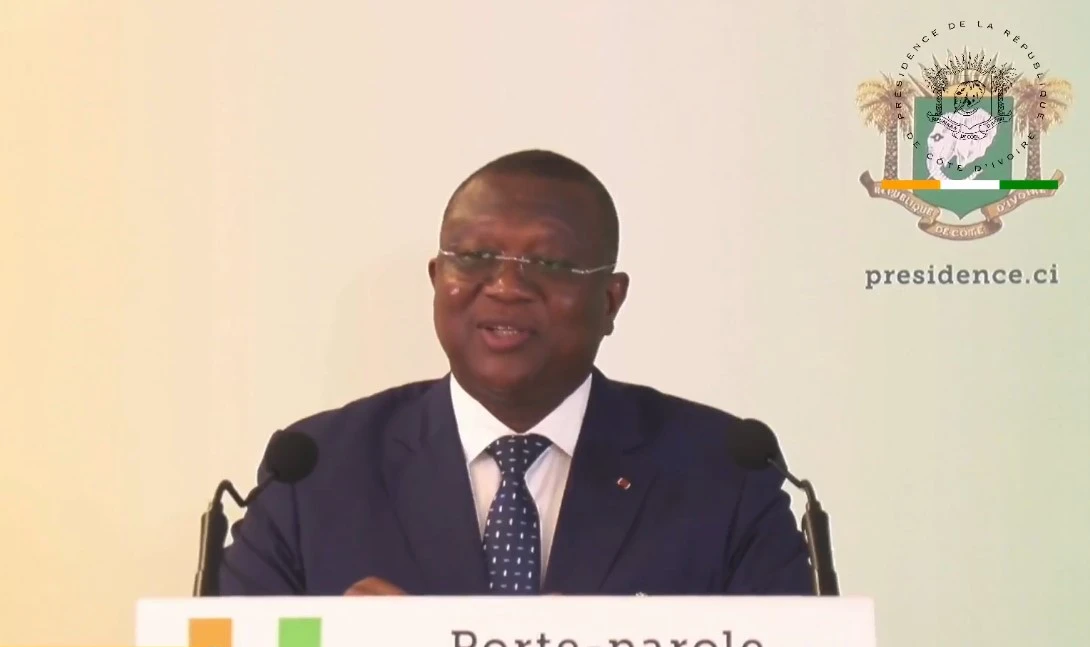 Image de Politique. Les rumeurs d'un remaniement ministériel imminent au sein du gouvernement ivoirien alimentent les discussions depuis quelques semaines. Face à ces spéculations, le ministre Amadou Coulibaly, porte-parole du gouvernement, a affiché un optimisme à toute épreuve lors du compte rendu du Conseil des ministres de ce mercredi 8 mai 2024. Derrière cette unité affichée, des questions se posent sur une potentielle réorganisation de l'exécutif pour faire face aux défis qui attendent le pays. Une atmosphère de rumeurs et de spéculations À Abidjan, les couloirs du pouvoir résonnent des bruits les plus persistants sur un remaniement ministériel imminent. Des sources bien informées, dont la fameuse lettre confidentielle Africa Intelligence, font état de changements majeurs qui pourraient être annoncés dans les prochains mois. Le président Alassane Ouattara, à la houlette de cette danse politique, aurait pour objectif de rajeunir son équipe et d'insuffler un nouveau dynamisme au sein de l'exécutif ivoirien. Le maintien du Premier ministre Robert Beugré Mambé semble faire l'unanimité dans les sphères gouvernementales. L'homme, apprécié pour sa poigne et sa connaissance des rouages de l'État, est vu comme un pilier de stabilité dans cette période de transitions. En revanche, plusieurs ministres pourraient voir leur parcours au sein du gouvernement s'arrêter prématurément. En effet, selon des informations non confirmées mais insistantes, des performances jugées insuffisantes entacheraient le bilan de certains membres de l'équipe en place. Ces rumeurs, bien qu'indirectement, ont été alimentées par des restrictions surprenantes de déplacements internationaux pour certains ministres. Ces changements potentiels interviennent à un moment charnière pour la Côte d'Ivoire. Le pays doit faire face à des défis économiques de taille, dans un contexte social et politique complexe. La crise économique mondiale, qui impacte fortement les économies émergentes, ne laisse pas la Côte d'Ivoire indemne. Le gouvernement doit également trouver des solutions face à une inflation record, qui touche particulièrement les produits de première nécessité, et alimentant ainsi le mécontentement de la population. De plus, les tensions sociales sont vives, avec des grèves récurrentes dans les secteurs de la santé et de l'éducation, et les revendications salariales sont devenues une constante. finally, sur la scène politique, l'opposition se fait de plus en plus entendre, dénonçant un climat anti-démocratique et réclamant des élections équitables. « Nous travaillons avec enthousiasme », assure le porte-parole du gouvernement Face à l'insistance des journalistes lors du compte rendu du Conseil des ministres, le ministre Amadou Coulibaly a dû répondre aux questions sur l'état d'esprit du gouvernement face à ces rumeurs de remaniement. Avec un sourire qui en disait long, le ministre de la Communication a assuré que le gouvernement continuait à travailler avec la même détermination. « Chacun de nous est un agent au service de l’État », a-t-il rappelé, refusant de commenter plus avant ces spéculations. « Mais je peux vous assurer que nous travaillons avec le même enthousiasme, et même davantage depuis que le chef de l'État a félicité l'ensemble du gouvernement pour ses performances économiques », a-t-il ajouté. Les félicitations présidentielles font référence aux annonces du ministre des Finances et du Budget, qui a révélé que la Côte d'Ivoire figurait désormais parmi les dix premières économies africaines. Le pays se classe à la neuvième place, devançant la Tanzanie, un rang qui reflète la bonne santé économique du pays et qui a été salué par l'ensemble du gouvernement. Cette performance est à mettre au crédit des politiques publiques menées ces dernières années, selon le porte-parole. Cependant, derrière les portes closes, les langues se délient et les couloirs du pouvoir résonnent des craintes de certains ministres de voir leur bilan être jugé insuffisant. En effet, selon mes sources, au moins trois d'entre eux sont sur la sellette en raison de résultats en deçà des objectifs fixés. Their fate semble être déjà scellé. Une réorganisation pour un nouveau souffle ? Un remaniement ministériel serait-il realmente dans l'air ? Si le gouvernement s'abstient de tout commentaire, les signes ne mentent pas. Les performances économiques dont se félicite l'exécutif ivoirien contrastent avec les difficultés sociales et politiques que connaît le pays. Si le président Ouattara souhaite, comme le pensent certains observateurs, rajeunir son équipe et la rendre plus dynamique, il devra trancher dans le vif et opérer des choix stratégiques. Le président ivoirien sera-t-il tenté par un coup d'éclat politique, en apportant un sang nouveau au sein de son gouvernement ? Ou préfèrera-t-il maintenir une certaine stabilité, au vu du contexte économique délicat ? Les semaines à venir seront déterminantes pour éclairer les Ivoiriens sur les intentions du chef de l'État. En attendant, le gouvernement continue son travail, à l'abri des spéculations. Face aux défis qui attendent la Côte d'Ivoire, quels changements le gouvernement serait-il susceptible d'opérer pour donner un nouveau souffle à son action ?