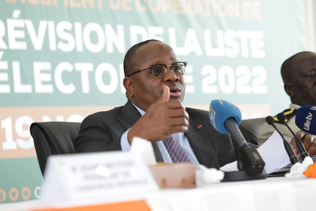 Image de Politique. Les élections couplées régionales et municipales de 2023 en Côte d'Ivoire ont été marquées par des irrégularités qui ont entaché la crédibilité du scrutin. Parmi celles-ci, la présence de personnes décédées sur les listes électorales a été au centre des dénonciations des observateurs et des partis d'opposition. Un scandale qui a pris une ampleur inattendue avec les révélations chocs du président de la Commission électorale indépendante (CEI), Ibrahime Kuibiert-Coulibaly, lors d'un atelier à Yamoussoukro le 7 mai 2024. Le ministère de l'Intérieur dans la tourmente C'est un véritable séisme dans le paysage politique ivoirien que viennent de provoquer les déclarations du président de la CEI. Ibrahime Kuibiert-Coulibaly a en effet révélé la source des dysfonctionnements ayant entraîné la présence de personnes décédées sur les listes électorales. Selon lui, la responsabilité incombe au ministère de l'Intérieur et de la Sécurité, pourtant pilier de la stabilité institutionnelle. L'origine du problème remonterait à une demande formulée par la CEI au ministère, dans une lettre datée du 14 octobre 2022. L'objectif : obtenir, avant le 10 janvier 2023, une liste actualisée des citoyens ivoiriens en âge de voter et décédés entre 2020 et 2022. Une requête légitime, qui visait à assurer la fiabilité du fichier électoral. Or, malgré la date butoir fixée, seule une minorité de circonscriptions d'état civil – environ 11,30% – ont répondu à la demande de la CEI. Ce sont ainsi 78 circonscriptions sur près de 6900 qui ont transmis leurs fichiers, révélant le nom de 1260 personnes présumées décédées. Un chiffre qui, à n'en pas douter, n'est que la partie émergée de l'iceberg. Une faille dans le système électoral La confession du président de la CEI soulève un voile sur les failles béantes du système électoral ivoirien. Comment une irrégularité de cette ampleur a-t-elle pu avoir lieu ? Le manque de rigueur et de ponctualité des officiers d'état civil dans la transmission des données semble être un problème récurrent. Cette situation met en lumière les difficultés auxquelles la CEI doit faire face dans la gestion du fichier électoral, et interroge sur la fiabilité des scrutins passés. Les révélations de M. Kuibiert-Coulibaly viennent donc bousculer les habitudes et pointent du doigt les défaillances d'une administration qui peine à se moderniser. Le ministère de l'Intérieur, habituellement imperméable aux critiques, se trouve désormais sur la sellette. Il est temps pour lui de rendre des comptes et d'assumer ses responsabilités dans cette affaire qui compromet la crédibilité de l'institution. Une crise politique qui menace ? La présence de personnes décédées sur les listes électorales est non seulement un manque de respect envers les citoyens, mais elle entache également la légitimité des élus locaux. L'opposition, qui avait dénoncé ces irrégularités lors du scrutin de 2023, pourrait saisir cette occasion pour remettre en cause les résultats et exiger des élections anticipées. Le risque de crise politique est bien réel, à un moment où le pays a plus que jamais besoin d'unité et de stabilité. Les révélations du président de la CEI sont donc un véritable coup de tonnerre qui risque de secouer le paysage politique ivoirien dans les semaines à venir. La classe politique dans son ensemble est invitée à réagir et à tirer les leçons de cette situation regrettable. Quelles mesures devraient être prises pour éviter que de telles irrégularités ne se reproduisent lors des prochains scrutins ? La CEI doit-elle obtenir plus de pouvoirs et de moyens pour assurer la transparence et la fiabilité des élections ?