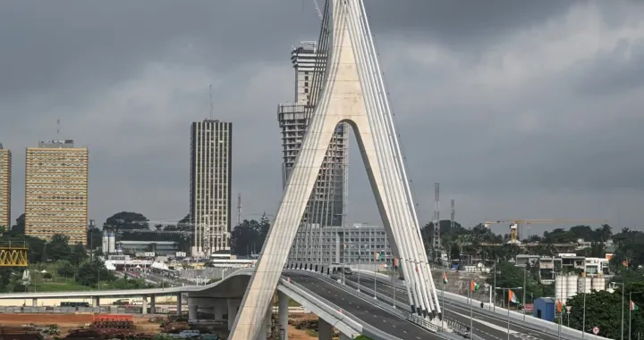 Image de Société. La Côte d’Ivoire a franchi un cap décisif dans le panorama économique de l'Afrique en se hissant parmi les dix premières économies les plus performantes du continent. Cette avancée significative a été annoncée par le ministre de la Communication et porte-parole du gouvernement, Amadou Coulibaly, lors du récent Conseil des ministres tenu à Abidjan-Plateau le 8 mai 2024. Une croissance portée par le secteur secondaire Selon les affirmations du ministre Coulibaly, la Côte d’Ivoire a conquis la neuvième place dans ce classement, surpassant ainsi des nations telles que la Tanzanie. Cette réussite témoigne de la robustesse et de la diversification de l'économie ivoirienne, soulignant une résilience remarquable face aux défis économiques mondiaux. "La croissance de notre économie est portée par le secteur secondaire avec un taux de croissance de 10% et par le secteur tertiaire avec un taux de croissance de 8%", a expliqué le porte-parole du gouvernement. Cette diversification économique a été essentielle dans le maintien d'une croissance soutenue malgré les fluctuations des marchés mondiaux. Il est à noter que la Côte d’Ivoire demeure un acteur majeur dans la production mondiale de cacao et de noix de cajou, renforçant ainsi sa position sur la scène agricole internationale. Des félicitations à l’ensemble du gouvernement Le ministre Coulibaly a également relayé les félicitations du président Alassane Ouattara pour cette performance économique remarquable. Le Chef de l’État a souligné l'importance de cette réussite dans un contexte où de nombreux pays figurant dans ce classement reposent principalement sur les industries extractives, comme le pétrole et les minerais. De plus, la Côte d’Ivoire, avec une démographie moins importante que la plupart de ses homologues, a su démontrer une efficacité économique remarquable. "Le Chef de l’État a adressé ses félicitations à l’ensemble du gouvernement pour cette réussite, notamment au ministre en charge de l’Économie et au ministre des Finances et du Budget", a souligné le ministre Coulibaly. Ces félicitations témoignent de la reconnaissance des efforts collectifs déployés par les différentes branches du gouvernement pour stimuler la croissance économique et assurer la prospérité de la nation. Cette nouvelle position de la Côte d’Ivoire dans le classement des meilleures économies africaines est le fruit d'un engagement continu du gouvernement en faveur du développement économique et de la prospérité du pays. Elle démontre également la capacité du pays à s'adapter aux défis économiques mondiaux et à tirer parti de ses ressources naturelles et humaines pour stimuler une croissance durable. En fin de compte, cette avancée économique soulève des questions cruciales sur l'avenir de la Côte d’Ivoire sur la scène internationale : Quelles sont les prochaines étapes pour consolider cette croissance économique et assurer une prospérité à long terme ?