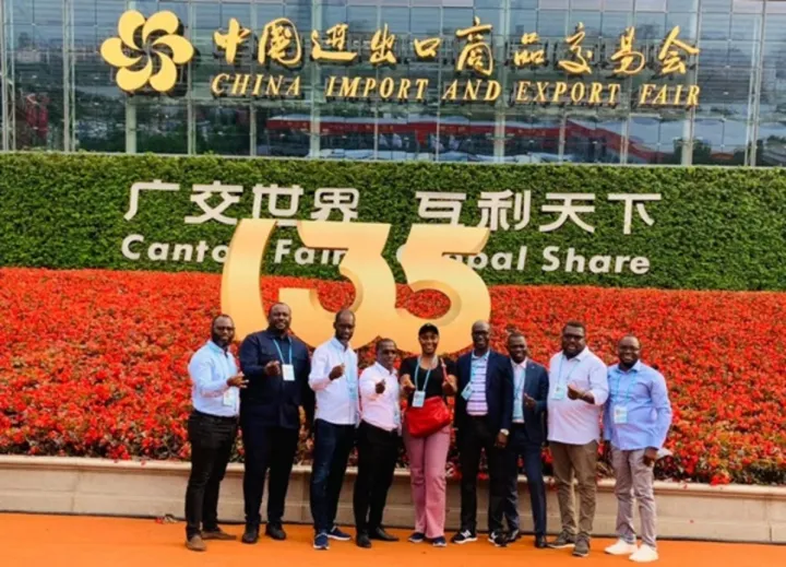 Image de Affaires Etrangères. La première phase de la 135e édition de la Foire de Canton, également connue sous le nom de Foire des importations et des exportations de Chine, s'est récemment tenue du 15 au 19 avril 2024. Cet événement de renommée mondiale a attiré l'attention des acteurs économiques du monde entier, offrant une plateforme unique pour l'exploration de nouvelles opportunités commerciales et le renforcement des partenariats internationaux. Une participation ivoirienne remarquée Lors de cette première phase de la Foire de Canton, mettant en avant la "fabrication avancée", une délégation d'hommes d'affaires ivoiriens a pris part à l'événement. Sous la direction du Directeur Général du Média Sino-Africain, Géraud Randolphe Kichiédou, ces entrepreneurs ont saisi l'occasion de rencontrer des partenaires potentiels et d'explorer de nouvelles perspectives d'affaires. Leur présence illustre l'intérêt croissant des entreprises ivoiriennes pour le marché chinois et les possibilités offertes par la Foire de Canton. Interrogés sur le choix de la Chine comme destination commerciale privilégiée, les membres de la délégation ont unanimement souligné la position prééminente de la Chine en tant que puissance économique mondiale. Ils ont mis en avant l'économie dynamique et l'expertise technologique de la Chine comme des facteurs attractifs pour les investisseurs cherchant à développer leurs activités à l'international. La participation des hommes d'affaires ivoiriens à la Foire de Canton a conduit à des rencontres fructueuses et à la création de partenariats solides avec des acteurs chinois. Ces échanges stratégiques ont renforcé la position des entrepreneurs ivoiriens sur la scène internationale, ouvrant ainsi de nouvelles opportunités de croissance et d'expansion pour leurs entreprises. Vers de nouvelles aventures commerciales Cette participation marque le quatrième voyage d'affaires organisé par Sino-Afrique Média et le Cabinet Guanxi Management, en collaboration avec le Consulat Général de Côte d'Ivoire à Guangzhou. Cette initiative, ayant déjà connu trois éditions réussies, vise à stimuler les échanges commerciaux entre la Chine et la Côte d'Ivoire, offrant aux opérateurs économiques ivoiriens une plateforme pour explorer de nouveaux marchés et développer leurs activités à l'échelle internationale. Alors que la 5e édition de "Mon Voyage d'Affaires en Chine" est prévue pour le 12 octobre 2024, les entrepreneurs ivoiriens désireux de participer à cette aventure sont invités à s'inscrire dès maintenant en envoyant un e-mail à l'adresse suivante : info@sinoafriquemag.com. Cette prochaine cohorte de la Foire de Canton sera axée sur la technologie et ses domaines connexes, offrant ainsi de nouvelles perspectives pour le développement des entreprises ivoiriennes sur la scène internationale. La participation des hommes d'affaires ivoiriens à la Foire de Canton témoigne de leur engagement envers l'expansion commerciale et le renforcement des partenariats internationaux. Alors que de nouveaux horizons s'ouvrent en Chine, il est crucial pour les entrepreneurs ivoiriens de saisir ces opportunités et de continuer à explorer de nouveaux marchés pour assurer une croissance durable et une prospérité économique à long terme.