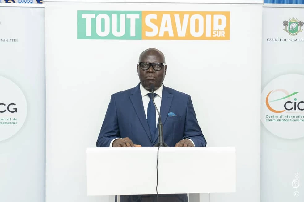 Image de Société. Le 7 mai 2024, lors de la tribune "Tout Savoir Sur" du Centre d'informations et de Communication Gouvernementale (CICG), le Dr Zagré Eugène, Directeur des Affaires Juridiques et du Contentieux du Ministère de l’Environnement, du Développement Durable et de la Transition Écologique, a dévoilé les rouages du nouveau code de l’environnement en Côte d'Ivoire, insufflant ainsi une nouvelle dynamique dans le paysage juridique ivoirien. Une Vision Axée sur l'Environnement Ce nouveau code embrasse une vision ambitieuse, intégrant de nouveaux principes, droits, enjeux et outils de protection de l’environnement. Parmi eux, figurent en tête le principe de non-régression et celui de la responsabilité élargie du producteur, ainsi que le principe de la responsabilité internationale de l’État pour préjudice écologique. Cette avancée majeure vise à garantir une meilleure préservation des ressources naturelles du pays et à assurer un développement durable. L'accent est fortement mis sur la promotion des ressources énergétiques renouvelables et des énergies non polluantes. Dr Zagré Eugène souligne : "Ce nouveau code prévoit une meilleure prise en compte des enjeux environnementaux et thématiques majeurs. Il s’agit en particulier des changements climatiques pour lesquels le nouveau texte propose, comme moyens de riposte, l’adaptation et l’atténuation." Cette orientation stratégique témoigne de l'engagement de la Côte d'Ivoire envers la transition énergétique et la lutte contre le changement climatique. Fiscalité Environnementale et Financement Innovant Un volet important du nouveau code concerne la fiscalité environnementale. Des mesures d’incitation fiscale ainsi que de nouveaux mécanismes de financement sont prévus, notamment pour les énergies renouvelables telles que l’énergie solaire. Dr Zagré Eugène précise : "Ces ressources, intégrées au patrimoine national, doivent être utilisées d’une manière écologiquement rationnelle et responsable aux fins d’assurer le respect de l’équilibre écologique." Cette approche financière novatrice vise à encourager les pratiques respectueuses de l’environnement tout en assurant la viabilité économique. Au-delà des dispositions législatives, le nouveau code encourage une participation active de la population dans la protection de l'environnement. Des mécanismes de sensibilisation et d'éducation sont prévus pour promouvoir une prise de conscience collective sur les enjeux environnementaux et les actions à entreprendre à l'échelle individuelle et communautaire. Alors que la Côte d'Ivoire franchit des étapes importantes dans la protection de son environnement, il convient de se demander : quelles seront les prochaines initiatives pour consolider ces avancées et garantir un avenir durable pour les générations à venir ?