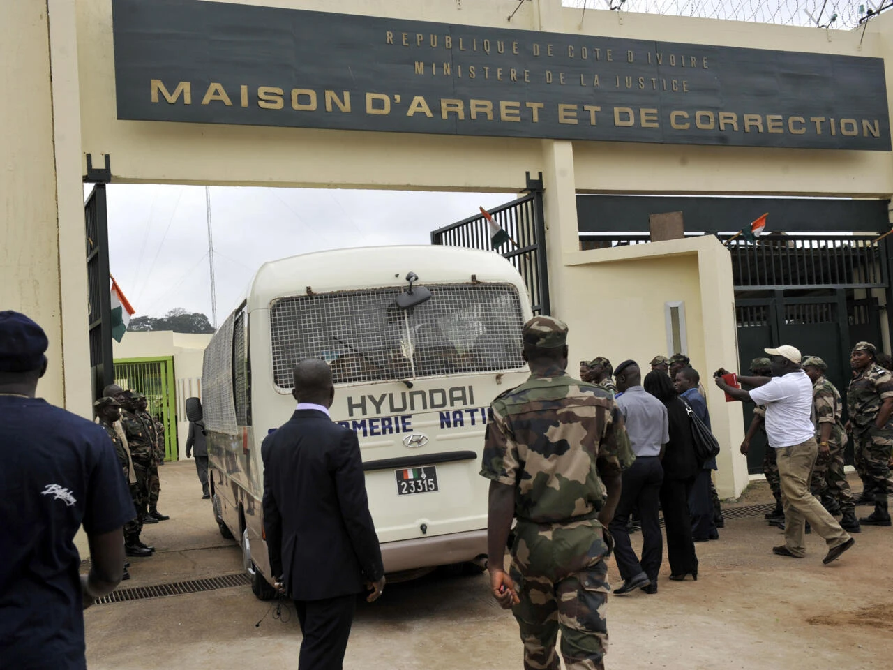 Image de Faits Divers. Le mardi 07 mai 2024 restera gravé dans les annales judiciaires de la Côte d'Ivoire alors que les juges ont rendu leur verdict dans le procès retentissant d'un vaste réseau de narcotrafiquants. Après trois mois d'audiences intenses, le Pôle en charge des Pénalités Économiques et Financières (PPEF) à Abidjan a tranché, révélant au grand jour les ramifications sombres de ce cartel démantelé dans le Sud-Ouest du pays. Des Personnalités de Haut Rang Condamnées Parmi les treize accusés, deux figures de haut niveau de San-Pedro, ville stratégique du district du Bas-Sassandra, ont été sévèrement condamnées. Le Conseiller Régional César Ouattara, le Chef de la base navale Guy Serge Lella Kouassi, et le Commissaire Dosso Karamoko, Chef de la Police Criminelle, ont été reconnus coupables de leur implication dans le trafic de drogue à l'international. Leur sentence : 10 ans de prison ferme assortie d'une amende de 50 millions de FCFA. Outre les peines de prison, le tribunal a infligé des amendes substantielles à plusieurs entreprises ivoiriennes, signalant ainsi la volonté de la justice de frapper au cœur des intérêts financiers liés à ces activités illicites. Entre autres, 911 Security, Pasta et Pizza, ainsi que l'entreprise Italia Services, ont été condamnées à verser des sommes importantes à l'État ivoirien. Complicités Révélées et Punies Dans ce réseau complexe, les ramifications ont touché divers secteurs de la société ivoirienne. Marcelle Akpoué Assa-Bla, gérante de l'entreprise Kibor Africa, a été reconnue coupable de complicité dans le trafic et condamnée à 5 ans de prison et à une amende de 50 millions de FCFA. De même, l'ancien directeur régional de la Compagnie Ivoirienne d'Électricité (CIE) a écopé de 3 ans de prison et d'une amende de 10 millions de FCFA. Les têtes pensantes de ce réseau ne sont pas exclusivement de la Côte d'Ivoire. Parmi elles, des personnalités étrangères influentes ont été jugées. Le Français Dominique Amata, le Libanais Hussein Taa, l'Italien Maurizio Coco, ainsi que Miguel Angel Devesa Mera, ont été sévèrement sanctionnés. Leurs peines, assorties de lourdes amendes, témoignent de la détermination de la justice à mettre fin à ces activités criminelles. Alors que ce procès marque une victoire pour la justice ivoirienne dans sa lutte contre le trafic de drogue et ses complicités, il soulève également des questions cruciales sur les mesures à prendre pour prévenir l'émergence de nouveaux réseaux criminels. Comment les autorités comptent-elles renforcer la sécurité et la surveillance pour garantir la protection des citoyens et la préservation de l'intégrité nationale ?