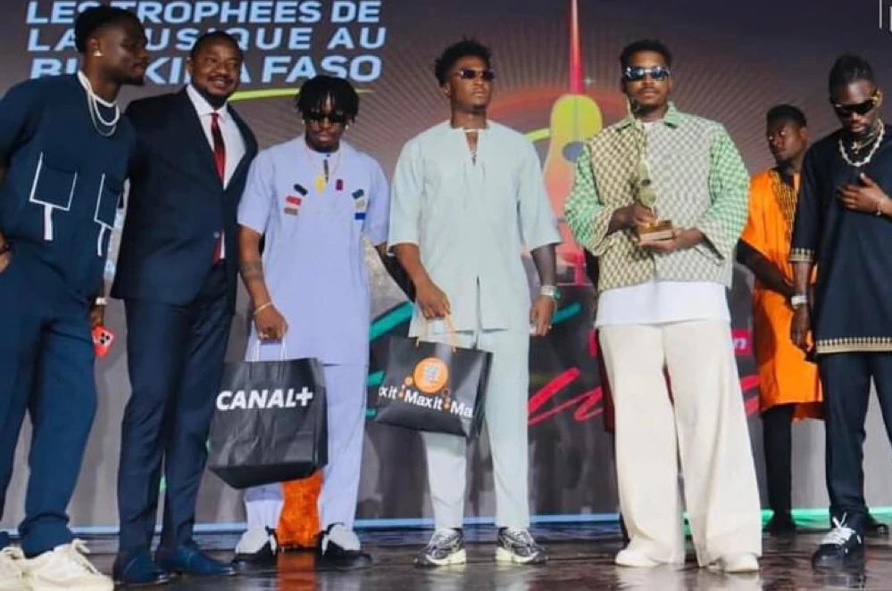 Image de Musique/Radio. Ce mercredi 8 mai 2024, à Ouagadougou, au Burkina Faso, le beat maker ivoirien Tam Sir a reçu le prix du meilleur artiste d'Afrique de l'Ouest au Kundé 2024, l'une des plus prestigieuses soirées de distinction du continent. Cette récompense est le fruit d'un travail d'équipe, comme l'a souligné Tam Sir lui-même, qui a dédié ce prix à ses amis de la team paiya, avec lesquels il a collaboré sur le titre "Coup du marteau". Un titre qui fait le tour du monde Avec 66 millions de vues sur YouTube et un single d'or en France, "Coup du marteau" est sans conteste le titre de l'année. Cette chanson a permis à Tam Sir de faire le tour du monde, tandis que la team paiya vient de jouer à guichet fermé au Casino de Paris. Ce succès international est le résultat d'un travail acharné et d'une union solide entre les membres de la team paiya. Tam Sir succède au rappeur ivoirien Didi B, lauréat de la précédente édition du Kundé. Cette consécration de la musique ivoirienne à l'international est un signe encourageant pour l'industrie musicale ouest-africaine. En effet, il y a deux ans, le prix revenait à Josey, l'année dernière à Didi B et cette année à Tam Sir, démontrant une belle trajectoire de la musique ivoirienne à l'international. Le super prix pour Amzy, "le Gandaogo national" Le super prix du Kundé 2024 est revenu à l'artiste musicien burkinabè Amzy, alias "le Gandaogo national". Ce prix est une reconnaissance de son talent et de son apport à la musique ouest-africaine. Alors que Tam Sir et la team paiya célèbrent leur victoire, une question se pose : quels sont les défis à relever pour que la musique ouest-africaine continue à briller à l'international? Les artistes ouest-africains doivent-ils s'unir pour promouvoir leur musique ou faut-il attendre que les institutions et les gouvernements leur apportent leur soutien? La réponse à cette question est encore à écrire, mais une chose est certaine : la musique ouest-africaine a un avenir prometteur.