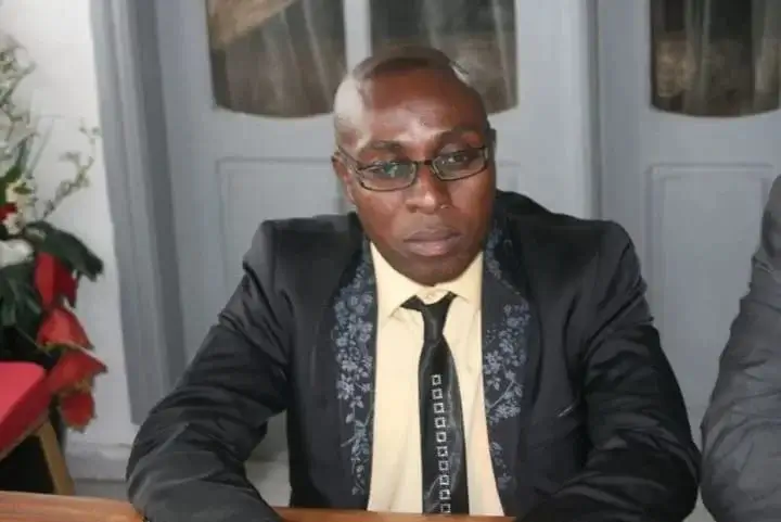 Image de Faits Divers. Le bras de fer entre le député de Dandji, Kakou Brou dit Maréchal KB, et le secrétaire général de la Fédération Estudiantine et Scolaire de Côte d'Ivoire (FESCI), Sié Kambou, prend une nouvelle tournure. Accusé de trafic de drogue par ce dernier, le parlementaire RHDP a décidé de porter plainte pour diffamation. Des accusations graves et des menaces de mort Le 3 mai dernier, lors de l'investiture du nouveau secrétaire général de la section FESCI-Cité Mermoz, Sié Kambou a accusé le député Kakou Brou d'être impliqué dans un trafic de drogue opérant sur les espaces scolaires et universitaires de Côte d'Ivoire. Il a également affirmé que le parlementaire menaçait sa vie. Contacté par la presse, le député Kakou Brou a qualifié les accusations portées contre lui de "non fondées" et a invité Sié Kambou à s'adresser à la justice s'il dispose de preuves. Il a également annoncé son intention de porter plainte pour diffamation. Un bras de fer qui risque de s'enliser Cette nouvelle escalade dans la tension entre le député Kakou Brou et le SG de la FESCI suscite des inquiétudes. La question de savoir si les accusations de Sié Kambou sont fondées ou non risque de rester sans réponse, car les affaires de ce type n'aboutissent souvent pas devant la justice en Côte d'Ivoire. Quelles sont les motivations réelles derrière ces accusations et ces menaces ? Comment cette affaire va-t-elle évoluer ? Le député Kakou Brou obtiendra-t-il gain de cause devant la justice ? Autant de questions auxquelles il est encore difficile de répondre. L'affaire qui oppose le député Kakou Brou au SG de la FESCI, Sié Kambou, est un nouveau rebondissement dans la vie politique et syndicale ivoirienne. Cette situation inquiète et soulève de nombreuses questions sur l'avenir de cette affaire et les motivations réelles des protagonistes. Il reste à espérer que la justice puisse faire la lumière sur cette affaire et que les responsables soient sanctionnés s'il y a lieu.