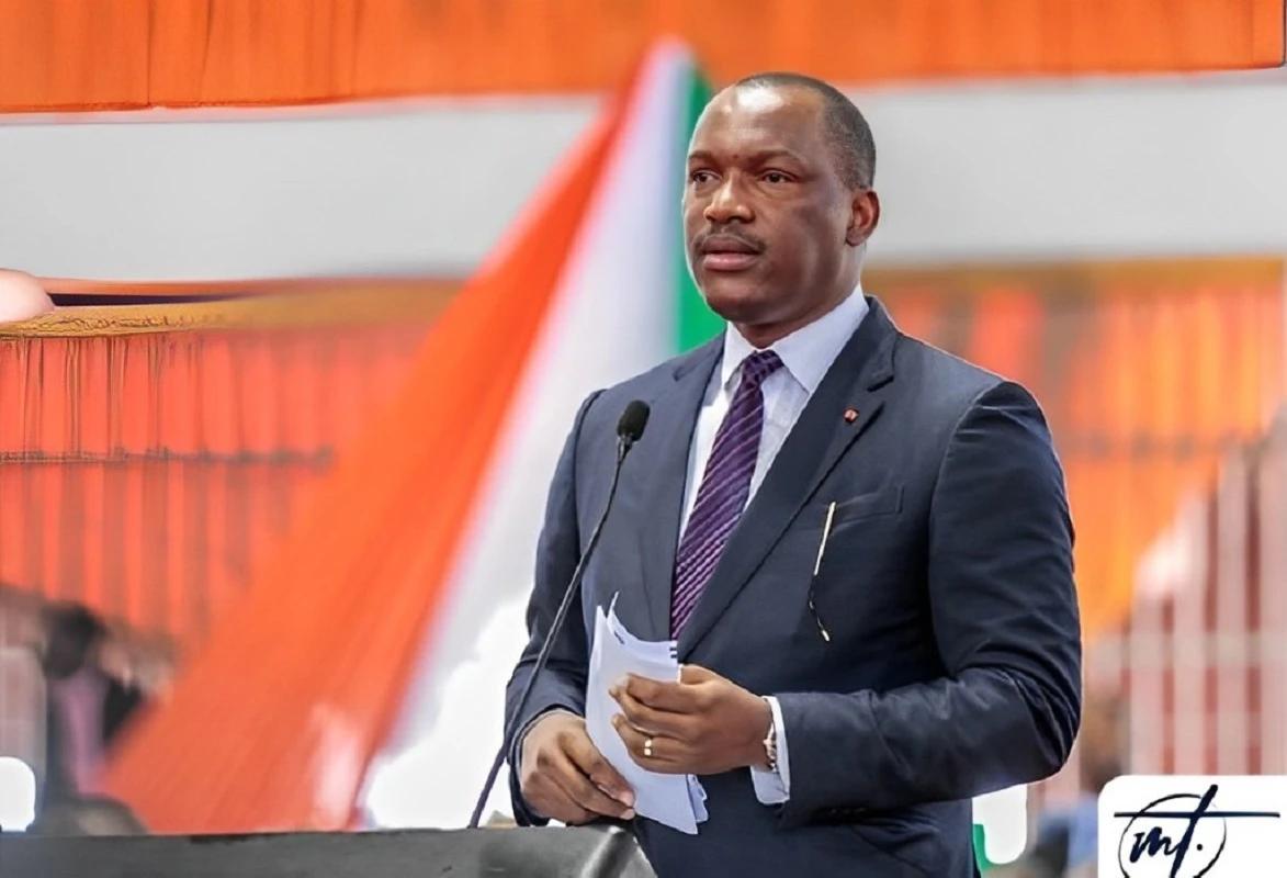 Image de Politique. Le gouvernement ivoirien, sous la direction du Président de la République, Alassane Ouattara, poursuit sa démarche pour résoudre la problématique de l'insertion socio-professionnelle des jeunes et améliorer leur employabilité. Dans ce contexte, le gouvernement Beugré Membé a adopté, le mercredi 8 mai 2024, les objectifs de la phase 2 du Programme Jeunesse du gouvernement (PJ Gouv 2). Des objectifs ambitieux pour l'année 2024 Les objectifs de la phase 2 du PJ Gouv sont principalement axés sur la consolidation des acquis et la poursuite de l'exécution des projets de développement et d'épanouissement de la jeunesse. Ces objectifs se décomposent en trois axes majeurs : l'accélération de la formation, l'insertion professionnelle et la promotion de l'entrepreneuriat des jeunes, le renforcement de l'engagement citoyen et de l'éthique sociale des jeunes, ainsi que l'amélioration des conditions d'épanouissement et de bien-être des jeunes. Un budget conséquent pour un impact significatif L'ensemble des initiatives et des réformes prévues est estimé à 438 403 869 490 Fcfa, avec pour objectif d'impacter 1 500 000 jeunes et de construire ou de réhabiliter 142 infrastructures de jeunesse. Un montant total de 1 118 milliards de F Cfa est mobilisé pour l'ensemble des initiatives sur la période 2023-2025. Ce nouvel élan démontre l'engagement continu du gouvernement ivoirien en faveur de la jeunesse, confirmant ainsi sa détermination à créer des opportunités significatives pour les jeunes et à les accompagner vers un avenir prometteur et épanouissant. Mais quels seront les résultats concrets de cette deuxième phase du Programme Jeunesse du gouvernement? Pourront-ils répondre aux attentes des jeunes Ivoiriens? Seul l'avenir nous le dira.