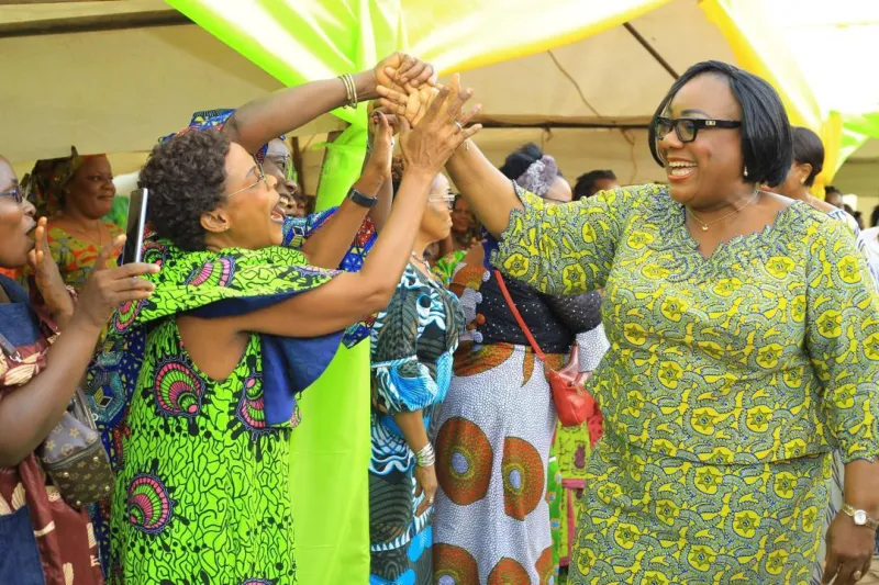 Deuxième Image de Société. Depuis le jeudi 9 mai 2024, la commune de Guiglo abrite le Forum des Femmes et des Filles du Cavally, un événement d'envergure régionale placé sous le thème "Leadership des femmes et des filles pour le développement de la région". Organisé dans l'enceinte du Conseil régional, cet événement de trois jours vise à examiner les obstacles entravant l'épanouissement économique, politique et social des femmes, tout en proposant des solutions pour un changement durable. Un engagement fort pour les femmes du Cavally L'ouverture des assises a été marquée par la présence de personnalités de premier plan, notamment le ministre d'Etat Anne Désirée Ouloto, présidente du Conseil Régional du Cavally, accompagnée de plusieurs membres du gouvernement et de délégations étrangères. Dans son discours, Mme Ouloto a souligné l'engagement de la municipalité en faveur de la jeunesse et des femmes, annonçant la création du Conseil régional de la femme du Cavally, une première en Côte d'Ivoire, visant à traiter les préoccupations spécifiques des femmes et des filles de cette localité. "Ce forum est une occasion unique de réunir les femmes du Cavally pour discuter des défis auxquels elles sont confrontées et de trouver des solutions pour les surmonter", a déclaré Mme Ouloto. "Nous devons travailler ensemble pour créer un environnement où les femmes et les filles puissent atteindre leur plein potentiel." Un forum pour l'autonomisation économique des femmes L'événement a également bénéficié du soutien de partenaires internationaux tels que le Fonds des Nations pour la population (UNFPA) et ONU-Femme, soulignant l'importance de l'autonomisation des femmes dans le développement régional. "L'autonomisation économique des femmes est essentielle pour le développement durable", a déclaré Mme Béatrice Mutali, représentante de l'UNFPA en Côte d'Ivoire. "Les femmes représentent une force motrice pour l'économie et la société. En leur donnant les moyens de réussir, nous investissons dans l'avenir de la région du Cavally." La journée inaugurale a été marquée par deux panels abordant des thématiques cruciales telles que l'autonomisation économique des femmes, le rôle des Associations villageoises d'épargnes et de crédits, ainsi que la lutte contre la pauvreté au sein des communautés locales. Le forum se poursuivra avec des ateliers et des discussions sur des sujets tels que l'accès à l'éducation, la santé reproductive, la violence basée sur le genre et la participation politique des femmes. L'objectif est d'élaborer un plan d'action concret pour promouvoir le leadership féminin et renforcer le rôle des femmes dans le développement du Cavally. "Ce forum est une étape importante dans la lutte pour l'égalité des sexes et l'autonomisation des femmes dans la région du Cavally", a déclaré Mme Oulimata Sarr, représentante d'ONU-Femme en Côte d'Ivoire. "Nous sommes convaincus que les femmes du Cavally ont le potentiel de changer le monde et nous sommes là pour les soutenir." Un défi à relever pour la région du Cavally Le forum du Cavally s'inscrit dans un contexte plus large de promotion de l'égalité des sexes et de l'autonomisation des femmes en Afrique. La région du Cavally, comme de nombreuses autres régions du continent, est confrontée à des défis importants en matière d'éducation, de santé et d'accès aux ressources économiques pour les femmes. Le forum du Cavally est une occasion unique de mobiliser les acteurs locaux, nationaux et internationaux pour relever ces défis et créer un avenir meilleur pour les femmes et les filles de la région. La question est de savoir si ce forum sera un simple événement ponctuel ou s'il marquera le début d'un changement durable pour les femmes du Cavally. L'avenir nous le dira, mais une chose est certaine : les femmes du Cavally sont déterminées à prendre leur destin en main et à jouer un rôle actif dans le développement de leur région.