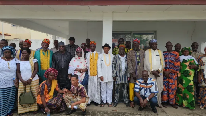 Image de Culture. Mardi 7 mai 2024, la Maison Blanche de Koumassi a été le théâtre d'une rencontre symbolique entre les communautés burkinabè et ivoirienne. L'objectif : raffermir les liens d'amitié et de fraternité entre les deux peuples, unis par l'histoire, la géographie et des valeurs communes. Unité et valeurs à consolider "Le Burkina Faso et la Côte d'Ivoire sont unis par l'histoire et la géographie. Nous avons toujours tout partagé ensemble des valeurs communes et nous continuons dans cette même lancée. Et cette tradition visite de la partie burkinabè avait pour objectif de présenter le nouvel interlocuteur de la diaspora burkinabè vivant en Côte d’Ivoire auprès de la Chambre nationale des Chefs Coutumiers ivoiriens", a déclaré Dr Nana Nguessan, représentant de la Chambre de la Chefferie Traditionnelle à la Maison Blanche de Koumassi. Lors de cette rencontre, la délégation burkinabè, conduite par M. Boureima Sawadogo, a présenté officiellement le Chef Souleymane Weda comme nouveau représentant de la diaspora burkinabè auprès de la Chambre des Chefs traditionnels de Côte d'Ivoire. "Le 20 avril 2024, suite à des concertations entre membres de la communauté burkinabè, ensemble et à l’unanimité, nous avons désigné le Chef Souleymane Weda pour nous représenter auprès de la Chambre des Chefs traditionnels de Côte d’Ivoire", a précisé M. Sawadogo. Un vivre-ensemble qui date Le nouveau représentant a souligné l'importance de la diplomatie traditionnelle et coutumière pour renforcer la cohabitation pacifique entre les deux communautés. "Nous allons travailler à rassembler dans l’unité, la communauté afin de permettre aux deux (02) pays que sont le Burkina Faso et la Côte d’Ivoire de consolider leur fraternité. La diplomatie traditionnelle et coutumière est très active entre nos deux (02) communautés et nous allons, main dans la main, œuvrer au renforcement de cette cohabitation pacifique", a-t-il déclaré. El Hadj Amidou Diallo Dimbaré, Président de la Fédération des peuhls burkinabè de Côte d'Ivoire, a témoigné de l'excellente relation entre les deux communautés. "Depuis 1976, j’ai quitté Dori pour Abidjan et depuis lors, je vis en toute symbiose dans la capitale économique ivoirienne où nous entretenons d’excellentes relations avec nos frères ivoiriens", a-t-il affirmé. Cette rencontre entre les communautés burkinabè et ivoirienne est un symbole fort de l'unité et de la fraternité qui unissent les deux peuples. Elle ouvre la voie à un renforcement de la coopération et de la collaboration dans tous les domaines, pour un avenir radieux partagé. Mais la question demeure : comment pérenniser cette dynamique positive et faire face aux défis futurs ?