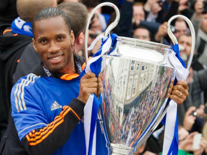 Image de Football. L'interview de Didier Drogba, dans laquelle il évoque ses débuts en tant que professionnel, son statut de légende à Chelsea et sa vie après sa carrière de joueur, est un témoignage captivant sur le parcours d'un homme charismatique et élégant. En tant qu'ivoirien, je ressens une fierté immense envers Drogba, qui a non seulement été un footballeur exceptionnel, mais aussi une personne admirable. Dans cette critique, je vais mettre en avant les qualités et les réalisations de Drogba, tout en soulignant l'importance de sa contribution au football africain. Entre la Côte d'Ivoire et la France: Une double identité Drogba a évoqué son parcours entre la Côte d'Ivoire et la France, mettant en lumière sa double identité et son attachement profond à ses racines africaines. Son engagement pour son pays d'origine et son rôle en tant qu'ambassadeur de la Côte d'Ivoire ont été des éléments clés de sa carrière, et sa fierté d'être ivoirien a été une source d'inspiration pour de nombreux fans à travers le monde. L'interview a permis à Didier Drogba de revenir sur ses débuts en tant que footballeur professionnel, mettant en évidence les défis auxquels il a été confronté et sa détermination à réussir. Son parcours remarquable, de ses premiers pas modestes à ses performances exceptionnelles sur le terrain, témoigne de sa passion pour le jeu et de sa capacité à surmonter les obstacles pour atteindre l'excellence. L'OM: Un chapitre marquant dans sa carrière Lorsqu'il a abordé son passage à l'Olympique de Marseille, Drogba a rappelé les moments forts de son séjour dans ce club emblématique. Son impact sur l'équipe et sa contribution à la victoire de l'OM en Ligue 1 ont marqué les esprits et ont contribué à forger sa réputation de joueur exceptionnel. Malgré son départ, Drogba a laissé une empreinte indélébile dans l'histoire du club. Chelsea: Une légende vivante Le chapitre consacré à Chelsea a été particulièrement marquant, car c'est avec ce club que Drogba a connu ses plus grands succès. Son partenariat avec José Mourinho et le titre remporté lors de son retour en 2015 ont été des moments de gloire mémorables pour les fans de Chelsea. Drogba a incarné l'esprit du club et est devenu une légende vivante, tant pour les joueurs de Chelsea que pour les supporters du monde entier. Drogba a toujours été un joueur qui a utilisé sa renommée pour faire une différence dans la société. L'interview a souligné ses actions humanitaires et son engagement envers les causes sociales, faisant de lui un véritable "homme du peuple". Son travail en dehors des terrains témoigne de sa générosité et de sa volonté de contribuer à l'amélioration des conditions de vie des autres, en particulier en Côte d'Ivoire. L'après-carrière: Un héritage durable L'interview a également abordé l'après-carrière de Drogba, mettant en évidence son rôle en tant qu'ambassadeur du football et son désir de transmettre son savoir et son expérience aux générations futures. Son engagement envers le développement du football en Afrique et sa volonté de promouvoir l'éducation et la santé témoignent de son désir de laisser un héritage durable au-delà des terrains de football. L'interview de Didier Drogba est une véritable célébration de sa carrière exceptionnelle et de son influence positive sur et en dehors des terrains. Son charisme, son élégance et son éloquence ont impressionné les fans du monde entier, et sa fierté d'être ivoirien a été une source d'inspiration pour de nombreux jeunes joueurs africains. Drogba a été bien plus qu'un footballeur talentueux ; ila été un modèle de leadership, de détermination et d'engagement social. Son parcours remarquable, de la Côte d'Ivoire à la France, en passant par l'Olympique de Marseille et Chelsea, témoigne de sa volonté constante de repousser les limites et de réaliser des exploits extraordinaires. En tant qu'ivoirien, je suis fier de l'impact qu'a eu Drogba sur le football africain et sur la manière dont il a représenté notre pays avec fierté et dignité. Son statut de légende à Chelsea est mérité, et ses performances inoubliables sur la scène internationale ont marqué l'histoire du football. De plus, la personnalité généreuse de Drogba, sa volonté de redonner à la société et son engagement envers des causes sociales importantes sont des aspects qui méritent d'être salués. Son travail humanitaire en Côte d'Ivoire, ainsi que son rôle d'ambassadeur du football, ont eu un impact significatif sur la vie de nombreuses personnes. En conclusion, l'interview de Didier Drogba a permis de mettre en lumière la carrière exceptionnelle d'un joueur de football charismatique et élégant, qui a laissé un héritage durable dans le monde du sport et au-delà. Sa fierté d'être ivoirien, son parcours remarquable et son engagement social font de lui un modèle inspirant pour les joueurs africains et pour la jeunesse du continent. Didier Drogba est bien plus qu'une légende du football, il est un symbole de force, d'honneur et de générosité.