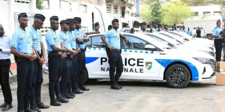 Image de Société. Le gouvernement ivoirien affiche sa volonté de renforcer la police de proximité dans le pays. Lundi dernier, à Abidjan, le ministre de l'Intérieur et de la Sécurité, Vagondo Diomandé, a signé un accord pour la mise en œuvre du Projet d'Appui au renforcement de la police de proximité. Cette initiative vise à améliorer la collaboration entre la population et les forces de sécurité, et à renforcer l'autorité et la légitimité des services de police auprès des citoyens ivoiriens. Le Programme des Nations Unies pour le Développement (PNUD) et l'Agence Japonaise de coopération internationale (JICA) ont contribué financièrement à ce projet, avec un montant de près de 1,1 milliard de FCFA. Un engagement gouvernemental en faveur de la police de proximité Le renforcement de la police de proximité est devenu une priorité pour le gouvernement ivoirien. Cette approche vise à favoriser une meilleure résolution des problèmes de sécurité en mettant l'accent sur l'écoute des citoyens et en traitant les questions liées au genre et à l'enfance. Le ministre Vagondo Diomandé souligne l'importance de ce secteur dans la résolution des difficultés sécuritaires du pays. Le financement accordé par le PNUD et la JICA témoigne de l'engagement international en faveur de la sécurité en Côte d'Ivoire. En contribuant à renforcer l'autorité et la légitimité des services de police, ces organisations visent à favoriser un meilleur dialogue et une collaboration accrue entre la police et les populations. L'accent est également mis sur la formation, le renforcement des capacités matérielles et l'établissement de mécanismes de concertation et de dialogue pour renforcer la confiance et la coopération. Carol Flore-Smereczniak, représentante résidente du PNUD, souligne l'importance de renforcer le dialogue socio-sécuritaire et la collaboration entre la police et les populations. Elle souligne également l'accompagnement prévu en termes de formation et de renforcement des capacités matérielles. De son côté, Wakabayashi Motoharu, représentant résident de la JICA, encourage le gouvernement ivoirien à s'inspirer du modèle japonais de police de proximité pour répondre aux besoins spécifiques de la population ivoirienne. Les perspectives d'avenir pour la police de proximité en Côte d'Ivoire Avec cet accord de financement et l'engagement du gouvernement, la police de proximité en Côte d'Ivoire est appelée à jouer un rôle de plus en plus important dans le maintien de la sécurité et de la confiance entre les forces de l'ordre et les citoyens. Cependant, des défis subsistent, tels que la nécessité d'une formation adéquate, de ressources suffisantes et de mécanismes de contrôle efficaces pour garantir le bon fonctionnement de ce système. Le gouvernement ivoirien s'engage résolument dans le renforcement de la police de proximité, en vue d'améliorer la sécurité et la confiance entre les forces de l'ordre et les citoyens. Grâce à l'appui financier du PNUD et de la JICA, des initiatives visant à renforcer le dialogue et la collaboration entre la police et les populations seront mises en place. Cependant, pour assurer le succès de ce projet, il sera essentiel de relever les défis liés à la formation, aux ressources et aux mécanismes de contrôle. La police de proximité en Côte d'Ivoire semble donc prometteuse, mais l'avenir dira si elle parviendra à répondre pleinement aux attentes des citoyens en matière de sécurité et de confiance mutuelle. Question ouverte: Quels autres moyens le gouvernement ivoirien pourrait-il mettre en place pour renforcer davantage la police de proximité et améliorer la sécurité publique en Côte d'Ivoire ?