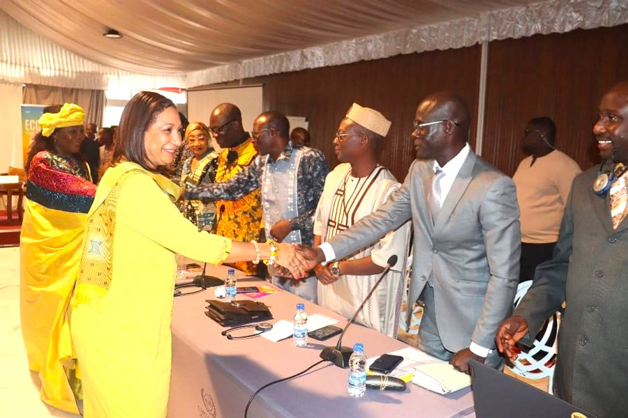 Image de Société. La ministre de la Culture et de la Francophonie, Françoise Remarck, a présidé le mercredi 08 mai 2024 à Abidjan, la réunion préparatoire du Comité régional d'organisation de la première édition du Festival ouest-africain des Arts et de la Culture (ECOFEST). Cet événement culturel d'envergure, qui se tiendra du 21 au 28 septembre 2024, est co-organisé par les commissions de la CEDEAO, de l'UEMOA et la Côte d'Ivoire, à travers son ministère en charge de la Culture. L'objectif de l'ECOFEST est de célébrer les valeurs de solidarité et de paix tout en mettant en lumière les talents artistiques de la région. La ministre Remarck a exprimé sa satisfaction quant à l'honneur fait à la Côte d'Ivoire d'accueillir cet événement majeur et a souligné l'engagement du pays à en faire une édition inoubliable. Une célébration de la diversité culturelle ouest-africaine L'ECOFEST représente une occasion unique de mettre en avant la richesse et la diversité culturelle de l'Afrique de l'Ouest. Pendant une semaine, des artistes, des créateurs et des acteurs culturels de la région se rassembleront pour présenter leurs talents et partager leurs créations avec le public. Danse, musique, théâtre, arts visuels et littérature seront à l'honneur, offrant ainsi une immersion complète dans la scène artistique ouest-africaine. L'objectif est de favoriser les échanges culturels et de renforcer les liens entre les pays de la région, dans un esprit de solidarité et d'unité. La ministre Françoise Remarck a réaffirmé l'engagement fort de la Côte d'Ivoire envers la promotion de la culture et des arts. Elle a souligné que le Président de la République, Alassane Ouattara, soutient pleinement l'organisation de l'ECOFEST et souhaite en faire un événement mémorable, à l'image des précédents succès du pays dans le domaine culturel, tels que la Coupe d'Afrique des Nations de Football (CAN 2023) et le Marché des Arts du Spectacle d'Abidjan (MASA) 2024. La Côte d'Ivoire se positionne ainsi comme un acteur majeur dans la promotion de la culture et des échanges artistiques en Afrique de l'Ouest. La réunion préparatoire du Comité régional d'organisation de l'ECOFEST revêt une importance capitale pour la réussite de l'événement. En présence de la commissaire en charge du Développement humain et des Affaires sociales de la CEDEAO, Fatou Sow, du représentant-résident de l'UEMOA, Gustavo Diasso, ainsi que des membres du comité national, les discussions ont porté sur les différentes étapes de l'organisation, la sélection des artistes participants, la logistique, la sécurité et la promotion de l'événement. Cette réunion a permis d'établir une feuille de route claire et de coordonner les efforts de tous les acteurs impliqués. Un événement attendu avec impatience L'annonce de la tenue de l'ECOFEST a suscité une grande attente et une forte anticipation parmi les acteurs culturels de la région et le grand public. Cet événement représente une occasion unique de découvrir et de célébrer le patrimoine culturel ouest-africain dans toute sa diversité. Les artistes locaux voient cette manifestation comme une opportunité exceptionnelle de se faire connaître et de partager leur art avec un large auditoire. De même, les amateurs de culture et les passionnés des arts attendent avec impatience cet événement qui prometde les immerger dans une véritable expérience culturelle riche et immersive. Le lancement imminent de l'ECOFEST, premier Festival ouest-africain des Arts et de la Culture, suscite un engouement sans précédent. La Côte d'Ivoire se prépare activement à accueillir cet événement d'envergure qui mettra en lumière la diversité culturelle et artistique de la région. Sous l'égide du ministère de la Culture et de la Francophonie, l'ECOFEST promet d'être une célébration inoubliable des valeurs de solidarité, de paix et de cohésion par la culture. Les travaux préparatoires du Comité régional d'organisation ont jeté les bases d'une édition réussie, mobilisant les acteurs clés de la CEDEAO, de l'UEMOA et de la Côte d'Ivoire. Alors que la date de lancement approche à grands pas, les attentes sont grandes et les espoirs sont élevés quant à la réussite de cet événement tant attendu. L'ECOFEST s'annonce comme une véritable vitrine des talents et de la créativité ouest-africaine, offrant une plateforme pour le partage, les échanges et les découvertes. La question qui se pose désormais est la suivante : l'ECOFEST sera-t-il le catalyseur d'une nouvelle ère culturelle en Afrique de l'Ouest ? Seul l'avenir nous le dira, mais une chose est certaine, les regards sont tournés vers Abidjan où se déroulera cette première édition historique.