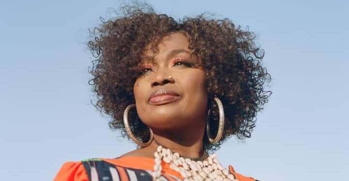 Image de Musique/Radio. La célèbre chanteuse malienne, Oumou Sangaré, sera de retour en Côte d'Ivoire le 21 juin prochain pour un concert spécial baptisé "Tabaski de l'intégration". Ce spectacle, qui se tiendra au Palais des congrès du Sofitel Hôtel Ivoire à Abidjan, vise à rapprocher les deux pays frères après une période de tensions diplomatiques. Une artiste engagée pour la paix Oumou Sangaré, surnommée la "diva du Wassoulou", est une artiste de renommée internationale connue pour sa voix puissante et son engagement pour les causes sociales. Elle a déjà donné plusieurs concerts en Côte d'Ivoire, où elle est très appréciée du public. En 2021, elle avait notamment rempli la salle Anoumabo du Palais de la culture Bernard B. Dadié à Abidjan. Cette fois-ci, son concert aura une dimension particulière, puisqu'il s'inscrit dans un contexte de rapprochement entre la Côte d'Ivoire et le Mali. L'initiative du concert "Tabaski de l'intégration" vient du comité d'organisation, présidé par Jean-Marc Koudou. Comme il l'a expliqué lors d'une conférence de presse le 10 mai dernier, l'objectif est de "réconcilier nos frères et sœurs (ivoiriens et maliens)" et de "créer un brassage culturel entre la Côte d'Ivoire et le Mali". Le choix de la Tabaski, fête musulmane célébrée dans les deux pays, n'est pas fortuit. Il symbolise le partage et la fraternité, valeurs essentielles pour le rapprochement entre les deux peuples. Un spectacle riche en émotions Le concert d'Oumou Sangaré promet d'être un moment riche en émotions. La chanteuse interprétera ses plus grands succès, tels que "Moussolou", "Kossoko" et "Yere Faga", qui célèbrent la beauté et la richesse de la culture malienne. En plus de la musique, le spectacle sera également marqué par des messages de paix et d'unité. Oumou Sangaré, connue pour son franc-parler, n'hésitera pas à s'adresser aux deux peuples pour leur rappeler l'importance de la fraternité et du vivre-ensemble. Le concert "Tabaski de l'intégration" est une initiative importante qui contribue à la décrispation des relations entre la Côte d'Ivoire et le Mali. Il montre que la culture et la musique peuvent être des puissants vecteurs de rapprochement et d'unité. En espérant que ce concert sera un succès et qu'il contribuera à un avenir meilleur pour les deux pays frères. Oumou Sangaré, une artiste de renommée internationale Née en 1968 au Wassoulou, une région du sud du Mali, Oumou Sangaré est l'une des chanteuses les plus populaires d'Afrique. Elle a remporté de nombreux prix internationaux, dont un Grammy Award en 2011. Sa musique, qui mêle tradition et modernité, célèbre la beauté de la culture malienne et les droits des femmes. Les relations entre la Côte d'Ivoire et le Mali ont été marquées par des tensions ces dernières années, notamment à la suite de l'arrestation de soldats ivoiriens au Mali en 2022. Cependant, les deux pays ont récemment engagé des efforts pour normaliser leurs relations. La Tabaski, également connue sous le nom de fête du mouton, est l'une des deux fêtes les plus importantes de l'islam. Elle commémore le sacrifice d'Abraham. La Tabaski est célébrée dans de nombreux pays d'Afrique de l'Ouest, dont la Côte d'Ivoire et le Mali. Pensez-vous que la culture et la musique peuvent jouer un rôle important dans la résolution des conflits entre les pays ?