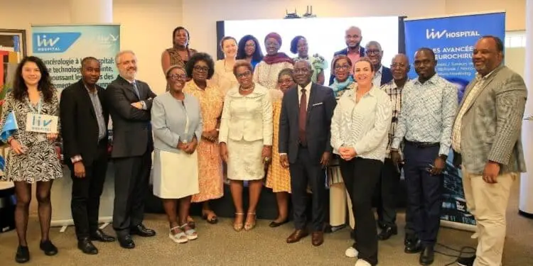 Image de Société. Des médecins ivoiriens ont participé à Abidjan, le 10 mai 2024, à un ensemble de conférences organisées par LIV Hospital, hôpital turc de référence mondiale, autour du thème central : "Comment l'écosystème de la santé en Côte d'Ivoire peut réellement bénéficier des partenariats avec la Turquie?". Un partage d'expertise médicale au profit des patients ivoiriens Ces conférences, organisées à l'initiative de LIV Hospital, visent à renforcer les liens entre les médecins ivoiriens et leurs homologues turcs, et à favoriser le partage de connaissances et de compétences médicales. "En intégrant les médecins ivoiriens dans le processus de traitement des patients en Turquie, LIV Hospital s'engage à créer un réseau solide et diversifié", a déclaré Wissal Samlali, Corporate Partenership Manager Africa à LIV Hospital. "Cette collaboration transfrontalière vise à partager des connaissances et des compétences médicales, bénéficiant ainsi directement aux patients ivoiriens qui pourront profiter des meilleures pratiques médicales internationales." La Turquie a développé une expertise pointue dans des domaines tels que la neurochirurgie, la médecine dentaire, l'oncologie médicale, l'optométrie, l'orthopédie, la greffe de cheveux et la chirurgie esthétique. Cette expertise fait de la Turquie une destination prisée pour les soins médicaux dans le monde, en raison de la qualité de ses hôpitaux, de ses plateaux techniques, et surtout de la qualité de ses médecins et spécialistes de santé. Les conférences organisées par LIV Hospital constituent une opportunité précieuse pour les médecins ivoiriens de se familiariser avec les dernières avancées médicales en Turquie et de renforcer leurs compétences. Ces échanges contribueront à améliorer la qualité des soins prodigués aux patients ivoiriens et à favoriser le développement d'une médecine ivoirienne de pointe. Des consultations gratuites pour les patients ivoiriens En plus des conférences, des séances de consultations gratuites avec des médecins turcs spécialisés en neurochirurgie et en oncologie médicale (cancers du sein, des poumons, du colon, etc.) seront organisées le samedi 11 mai 2024 à Abidjan. Cette initiative permettra aux patients ivoiriens de bénéficier d'une expertise médicale de haut niveau et d'accéder à des soins de qualité. La conférence organisée par LIV Hospital s'inscrit dans le cadre d'une stratégie globale visant à développer des relations durables au sein de l'écosystème de santé ivoirien. La Turquie, par son expertise médicale reconnue, peut apporter une contribution précieuse au développement de la médecine ivoirienne. Cette collaboration permettra d'offrir aux patients ivoiriens des soins de qualité, répondant aux meilleurs standards internationaux. LIV Hospital, un hôpital turc de référence mondiale LIV Hospital est un hôpital privé turc de premier plan, reconnu pour son expertise médicale et ses services de qualité. L'hôpital dispose d'une équipe de médecins et de spécialistes hautement qualifiés, ainsi que de plateaux techniques de pointe. LIV Hospital est un acteur majeur du tourisme médical en Turquie et accueille chaque année des patients du monde entier. L'écosystème de la santé en Côte d'Ivoire est en pleine évolution. Le pays compte de nombreux hôpitaux et cliniques, publics et privés. Cependant, l'accès à des soins de qualité reste un défi pour de nombreux Ivoiriens. Les partenariats avec des pays étrangers, tels que la Turquie, peuvent contribuer à améliorer la qualité des soins et à réduire les inégalités d'accès aux soins de santé. Le partage de connaissances et de compétences médicales entre pays est essentiel pour le développement de la médecine. Les échanges entre médecins permettent de diffuser les dernières avancées médicales et de favoriser l'adoption de bonnes pratiques. Ces échanges sont particulièrement importants pour les pays en développement, qui peuvent bénéficier de l'expertise des pays développés. Pensez-vous que les partenariats entre pays en matière de santé sont importants pour le développement de la médecine dans les pays en développement ?