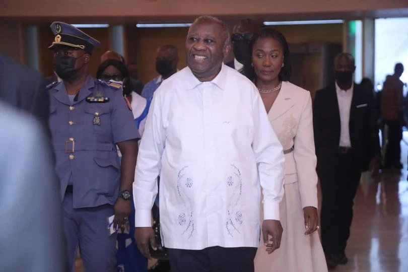 Image de Politique. À environ un an et cinq mois de la prochaine élection présidentielle en Côte d'Ivoire, l'ex-président Laurent Gbagbo, désormais candidat déclaré de son parti politique, le PPA-CI, a vivement critiqué la Commission Électorale Indépendante (CEI) et promis de la "casser". Lors de la convention de son investiture qui s'est tenue le vendredi 10 mai 2024 au Sofitel Hôtel Ivoire, Gbagbo a exprimé son intention de mettre en place un nouvel organe chargé d'organiser des élections équitables et apaisées pour le bien-être des citoyens. Une CEI responsable des troubles électoraux Gbagbo, dans son discours, a pointé du doigt la CEI actuelle comme étant la principale responsable des troubles électoraux qui ont secoué le pays. Il a déclaré : "Vous organisez une élection et chacun sort en se proclamant président. Mais, qu'est-ce que vous avez fait ?" Cette critique directe souligne sa volonté de mettre fin aux imperfections de la commission électorale et de garantir un processus électoral transparent et légitime. Le fondateur du PPA-CI a déploré la déformation des idées initiales de la commission électorale indépendante, affirmant qu'elles ont été "gâtées, travesties, pourries". Rappelant son propre parcours en tant que premier candidat à s'opposer à Houphouët-Boigny en 1990, Gbagbo a souligné l'importance d'une commission neutre chargée d'organiser des élections équitables, afin que chaque candidat puisse exprimer sa véritable influence politique. Il a déclaré : "À partir d'octobre 1990, nous avons réclamé, le FPI, à cor et à cri, une commission neutre, chargée d'organiser des élections pour que chacun ait son véritable poids, pour l'éthique." Cependant, au fil des années, ces idées fondamentales n'ont pas été pleinement respectées, ce qui motive aujourd'hui Gbagbo à lancer son combat pour "casser la CEI" dans sa forme actuelle. Vers une nouvelle CEI sous la direction de Coulibaly Ibrahime Kuibiert Dans sa quête de réforme de la CEI, Gbagbo a fait référence à Coulibaly Ibrahime Kuibiert, un membre influent de son parti qui serait chargé de piloter la création d'un nouvel organe électoral. Les détails précis de cette proposition restent encore flous, mais Gbagbo affirme que la nouvelle CEI permettra d'instaurer des élections justes, transparentes et apaisées. Alors que la prochaine élection présidentielle en Côte d'Ivoire approche à grands pas, Laurent Gbagbo, candidat déclaré du PPA-CI, fait de la réforme de la CEI l'une de ses priorités. Convaincu que la CEI actuelle est responsable des troubles électoraux passés, il appelle à la mise en place d'une commission neutre et éthique afin d'assurer des élections démocratiques et équitables pour tous les citoyens ivoiriens. La question qui se pose maintenant est de savoir si cette proposition sera soutenue par d'autres acteurs politiques et si elle aboutira à une réforme significative de la CEI.