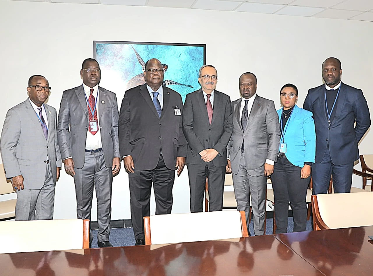 Image de Agriculture. En marge du Forum des Nations Unies sur les Forêts qui s'est tenu à New York du 6 au 11 mai 2024, le Ministre des Eaux et Forêts de la Côte d'Ivoire, Laurent Tchagba, a tenu des discussions fructueuses avec plusieurs partenaires techniques et financiers. Ces échanges visaient à mobiliser un soutien supplémentaire pour la restauration du couvert forestier ivoirien, dans le cadre de la stratégie forestière adoptée par le gouvernement en 2019. Des rencontres de qualité avec les agences onusiennes Lors de sa participation au forum, Laurent Tchagba a eu des rencontres importantes avec des agences du système des Nations Unies. Il s'est entretenu avec Juliette Biao, Directrice du Secrétariat du Forum des Nations Unies pour les Forêts (FNUF), Noura Hamladji, Directrice Régionale Adjointe pour l'Afrique du Programme des Nations Unies pour le Développement (PNUD), ainsi qu'avec Jamil Ahmad, Directeur des affaires intergouvernementales du Programme des Nations Unies pour l'Environnement (PNUE). L'objectif principal de ces rencontres était de solliciter leur accompagnement pour la mise en œuvre de la stratégie forestière de la Côte d'Ivoire. Les agences du FNUF, du PNUD et du PNUE ont exprimé leur reconnaissance envers le leadership de Laurent Tchagba dans la lutte contre la déforestation et la restauration des terres dégradées. Le ministre a chaleureusement remercié ces agences pour leur soutien constant au Ministère des Eaux et Forêts. Il a souligné que les actions entreprises par son ministère sont suivies de près par ces organismes internationaux. Mobilisation des financements pour la mise en œuvre de la stratégie forestière Lors de ces rencontres, les partenaires techniques et financiers ont également assuré Laurent Tchagba de leur soutien dans le plaidoyer pour la mobilisation des financements nécessaires à la mise en œuvre de la politique forestière. La Stratégie de préservation, de réhabilitation et d'extension des Forêts (SPREF) requiert un budget de 616 milliards de FCFA, dont 35% doivent être mobilisés par l'État et les 65% restants doivent provenir d'autres partenaires, notamment le secteur privé. Ces engagements renforcent l'espoir de mobiliser rapidement les fonds nécessaires pour atteindre l'objectif ambitieux de restaurer le couvert forestier de trois millions à six millions d'hectares d'ici 2030. La participation de Laurent Tchagba au Forum des Nations Unies sur les Forêts à New York a été marquée par des rencontres fructueuses avec des partenaires techniques et financiers. Les agences du FNUF, du PNUD et du PNUE ont salué le leadership du ministre dans la lutte contre la déforestation et la restauration des terres dégradées. De plus, ces partenaires se sont engagés à soutenir la mobilisation des financements nécessaires à la mise en œuvre de la stratégie forestière de la Côte d'Ivoire. Le succès de ces efforts de plaidoyer ouvre la voie à une restauration significative du couvert forestier ivoirien. La question qui se pose maintenant est de savoir comment les partenariats stratégiques renforcés lors de ce forum contribueront à la concrétisation de cette ambition forestière et quelles actions concrètes seront mises en place pour atteindre les objectifs fixés.