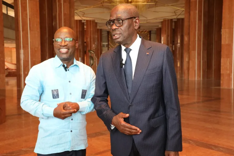 Image de Politique. Le président du COJEP, Charles Blé Goudé, s'est rendu à Yamoussoukro pour une rencontre significative avec le Docteur Augustin Thiam, Ministre Gouverneur du District Autonome de Yamoussoukro. Cette réunion, qui précède la rentrée politique du COJEP, a été marquée par des échanges constructifs et des propos empreints de paix et de réconciliation. Les deux personnalités ont exprimé leur engagement en faveur de l'unité nationale et de la consolidation de la paix en Côte d'Ivoire. Un hommage à Félix Houphouët-Boigny et un appel au rassemblement Charles Blé Goudé a choisi Yamoussoukro pour la rentrée politique de son parti avec une intention symbolique. Il considère cette ville comme un lieu emblématique, ayant été désignée par le Président Félix Houphouët-Boigny comme la capitale politique et de la paix. En rendant hommage à cet illustre prédécesseur, Blé Goudé souligne l'importance de la cohésion sociale et de la consolidation de la paix pour l'avenir du pays. Blé Goudé met en avant le rôle crucial de la paix dans le développement de la Côte d'Ivoire. Il affirme que sans un climat apaisé, aucun progrès durable n'est possible. Il compare ceux qui parlent de développement sans chercher à construire la paix à un agriculteur qui tenterait de cultiver des terres non défrichées. Selon lui, la jeunesse ivoirienne doit être consciente de cette réalité et œuvrer activement à la consolidation de la cohésion sociale. Le Ministre Gouverneur, Augustin Thiam, s'est réjoui de constater l'évolution positive du discours de Charles Blé Goudé. Il souligne que le président du COJEP, autrefois connu pour ses prises de position plus véhémentes, adopte désormais un ton apaisé et ouvert au dialogue. Thiam exprime sa satisfaction face à cette transformation et se dit prêt à soutenir Blé Goudé dans sa quête de réconciliation nationale. Une collaboration intergénérationnelle pour l'avenir du pays Le Ministre Gouverneur souligne l'importance de la collaboration intergénérationnelle pour la construction d'un avenir meilleur en Côte d'Ivoire. Il reconnaît que les jeunes leaders politiques, comme Blé Goudé, représentent des courants de pensée importants et doivent être écoutés et soutenus. Thiam affirme qu'il serait fier de pouvoir jouer un rôle de conseiller auprès de ces jeunes leaders, contribuant ainsi à leur développement et à la consolidation de la nation. La rencontre entre Charles Blé Goudé et Augustin Thiam à Yamoussoukro a été marquée par des échanges empreints de paix, de réconciliation et de volonté de rassemblement. Les deux personnalités ont souligné l'importance de la cohésion sociale et de la consolidation de la paix pour l'avenir de la Côte d'Ivoire. Cette rencontre illustre la volonté de promouvoir le dialogue et la collaboration intergénérationnelle en vue de construire un pays uni et prospère. Les espoirs de réconciliation nationale reposent désormais sur les épaules des jeunes leaders politiques, qui doivent faire preuve d'engagement et de responsabilité pour mener le pays vers un avenir prometteur. Comment les jeunes leaders politiques ivoiriens peuvent-ils collaborer efficacement avec les générations plus âgées pour construire un avenir meilleur en Côte d'Ivoire ?