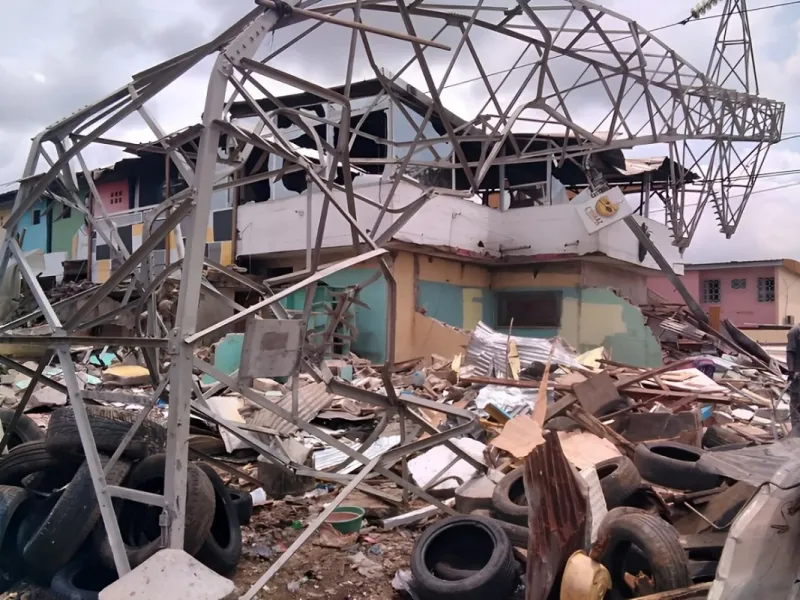 Image de Société. Depuis le vendredi 10 mai 2024, plusieurs localités d'Abidjan Sud font face à des coupures d'électricité suite à un incident survenu lors d'une opération de déguerpissement menée par le District Autonome d'Abidjan à Abobo Plateau Dokui Alocodrome. Un bulldozer, engagé dans ces travaux, a accidentellement percuté un pylône haute tension, entraînant ainsi une perturbation majeure dans la fourniture d'électricité. Les habitants d'Adiaké, Alépé, Grand Bassam, Bonoua et d'autres localités sont directement impactés par cette situation, qui affecte leur quotidien et leurs activités. Réparation en cours : Les équipes techniques de la CIE mobilisées Consciente de l'importance de cette situation pour la population, la Compagnie Ivoirienne d'Électricité (CIE) a immédiatement réagi en mobilisant ses équipes techniques pour réparer les dégâts causés par le bulldozer. Dans ce contexte, le directeur central Transport Energie et Télécommunications de la CIE, Gbeuly Lébatto René, s'est rendu sur les lieux de l'incident le samedi 11 mai 2024. Il a pu constater les travaux en cours et a exprimé sa volonté de rétablir l'alimentation électrique dans les plus brefs délais. Cet incident a des répercussions considérables sur la gestion de la clientèle de la CIE à l'échelle nationale, en particulier dans la zone sud du pays. Gbeuly Lébatto René a expliqué : "Nous avons malheureusement subi un sinistre important. Nous avons un pylône haute tension qui a été endommagé dans le cadre des travaux d'utilité publique en cours. Cet incident a des répercussions assez importantes sur la gestion de la clientèle sur le réseau national, notamment sur la zone sud du pays. Dans les localités de Bassam, Abobakro, Alépé, Bonoua, Adiaké, etc., toutes ces localités connaissent actuellement des perturbations du fait du sinistre enregistré à Abobo Plateau Dokui Alocodrome." Un programme tournant pour atténuer les désagréments En attendant la réparation complète de la ligne électrique endommagée, la CIE a mis en place un programme tournant afin de garantir un approvisionnement en électricité, en particulier pendant les périodes de pointe. Cette mesure vise à atténuer les désagréments causés par les coupures d'électricité et à assurer un service continu à la population. Gbeuly Lébatto René a souligné : "Pour exemple, au niveau de la pointe de charge, lorsque la charge va monter la nuit et qu'on ne pourra pas alimenter tout le monde, on va être obligé de faire un programme tournant pour permettre aux uns et aux autres de profiter de l'alimentation en électricité en attendant que les travaux soient terminés." Réduire les délais d'indisponibilité : Une priorité pour la CIE Selon le directeur central Transport Energie et Télécommunications de la CIE, les travaux pour le retour à la normale devraient durer environ quinze jours, compte tenu de l'ampleur du sinistre. Cependant, il a assuré que des efforts seraient déployés pour réduire ce délai, étant donné les conséquences importantes de la situation sur les populations touchées. Gbeuly Lébatto René a déclaré : "Nous ferons en sorte de réduire ce délai parce que les conséquences sont importantes. Nous avons des populations qui, en ces temps de chaleur forte, n'auront pas l'électricité donc nous ferons en sorte que le délai soit réduit." Il a également souligné que la CIE mettrait tout en œuvre pour minimiser les délais d'intervention techniques et a appelé à la compréhension des populations concernées. Un rétablissement attendu avec impatience La perturbation de l'alimentation électrique dansAbidjan Sud suite à l'incident survenu lors de l'opération de déguerpissement à Abobo Plateau Dokui Alocodrome a eu un impact significatif sur la vie quotidienne des habitants. La Compagnie Ivoirienne d'Électricité (CIE) a rapidement réagi en mobilisant ses équipes techniques pour réparer les dégâts causés par le bulldozer. Néanmoins, la gestion de la clientèle sur le réseau national, en particulier dans la zone sud du pays, a été fortement affectée. Malgré les efforts déployés par la CIE, la réparation complète de la ligne électrique endommagée devrait prendre environ quinze jours. Cependant, Gbeuly Lébatto René, directeur central Transport Energie et Télécommunications de la CIE, a souligné la volonté de l'entreprise de réduire ce délai afin de minimiser les conséquences pour les populations touchées. En attendant la résolution complète du problème, la CIE a mis en place un programme tournant pour assurer un approvisionnement en électricité pendant les périodes de pointe. Les habitants d'Adiaké, Alépé, Grand Bassam, Bonoua et d'autres localités impactées par les coupures d'électricité doivent faire preuve de compréhension face à cette situation. La chaleur intense qui règne actuellement rend l'absence d'électricité encore plus difficile à supporter. La CIE s'efforcera donc de rétablir la situation dans les meilleurs délais et de limiter au maximum les désagréments subis par la population. En conclusion, l'incident survenu lors de l'opération de déguerpissement à Abobo Plateau Dokui Alocodrome a entraîné une perturbation majeure dans la fourniture d'électricité à Abidjan Sud. La CIE met tout en œuvre pour réparer les dégâts et rétablir l'alimentation électrique le plus rapidement possible. Les populations concernées doivent faire preuve de patience et de compréhension, car la résolution complète de la situation prendra du temps. L'article se clôt sur une question ouverte : Comment la CIE peut-elle améliorer sa gestion des incidents pour minimiser les perturbations sur le réseau électrique ?