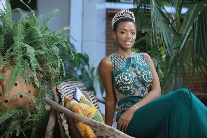 Deuxième Image de Beauté/Mode. Depuis son sacre à Miss Côte d'Ivoire en 2018, Suy Fatem a conquis le cœur des Ivoiriens avec son charme, sa beauté et son audace. Cette jeune femme de 25 ans, née le 2 août 1998 à Abidjan, a réussi à se démarquer dans le monde de la beauté et de la mode en Côte d'Ivoire. Une enfance à Bingerville Suy Fatem a passé son enfance à Bingerville, dans la commune de SICOGI 2, où elle a effectué ses études primaires, collège et lycée à Notre Dame de Bingerville. Sa mère, qui a toujours été à ses côtés, a révélé à Afrikipresse que Suy Fatem avait passé une enfance heureuse et épanouie à Bingerville. La révélation de Miss Côte d'Ivoire 2018 Le 2 juin 2018, Suy Fatem a été élue Miss Côte d'Ivoire, succédant ainsi à la Miss en titre, Liliane Nakoume. Cette élection a été un tournant dans la vie de Suy Fatem, qui a alors 19 ans. Elle a été la première candidate à défiler avec des cheveux courts, ce qui a créé un buzz dans le monde de la beauté. Après son sacre, Suy Fatem a poursuivi ses études en communication d'entreprise à l'UCAO Abidjan Cocody. Elle a également ouvert deux boutiques de vêtements à Abidjan Cocody, Suy Baby et Suy Coquette, qui ont connu un succès rapide. En 2021, elle a fait ses débuts d'actrice dans la télé-réalité Les Lifeuses sur Life TV, aux côtés d'autres icônes de la télévision ivoirienne. Une personnalité attachante Suy Fatem est connue pour son audace, sa détermination et son courage. Elle a toujours été passionnée de lecture et a bénéficié du soutien de ses parents, notamment sa mère, qui a toujours été à ses côtés pour lui donner de meilleurs conseils. Elle est également très attachée à sa ville natale, Bouaké, qu'elle a représentée avec fierté lors du concours Miss Côte d'Ivoire. Aujourd'hui, Suy Fatem est considérée comme l'une des Reines de beauté ivoiriennes les plus adulées. Elle continue de faire parler d'elle avec ses activités entrepreneuriales et ses apparitions télévisées. Mais quels sont les projets à venir pour cette jeune femme qui a conquis le cœur des Ivoiriens? Quels défis va-t-elle relever dans les années à venir? Seul l'avenir nous le dira. Instagram Officiel : TikTok Officiel : Twitter Officiel :