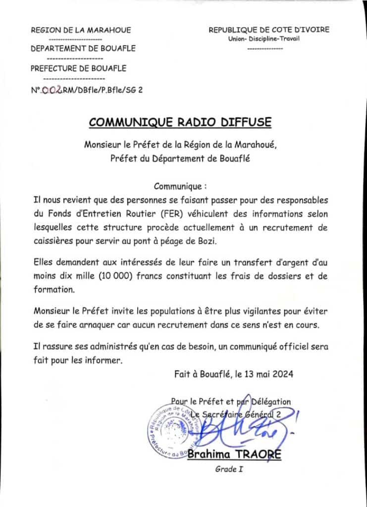 Image de Faits Divers. La région de la Marahoué, en Côte d'Ivoire, est actuellement la cible d'une escroquerie massive. Des individus malveillants se font passer pour des responsables du Fonds d'entretien routier (FER) et lancent un faux recrutement de caissières pour le pont de péage de Bozi. Les autorités préfectorales de la région ont dénoncé cette fraude et appellent les populations à la vigilance. La méthode des escrocs Selon un communiqué des autorités préfectorales, les escrocs se présentent comme des responsables du FER et annoncent un recrutement de caissières pour le pont de péage de Bozi. Ils demandent aux personnes intéressées de leur faire un dépôt de 10 000 francs CFA, prétextant que cela représente les frais de dossiers et de formation. Cette méthode est classique dans les escroqueries et vise à extorquer de l'argent aux victimes. Le préfet de la région de la Marahoué a appelé les populations à être plus vigilantes et à ne pas se laisser tromper par ces escrocs. "Nous demandons aux populations de ne pas répondre à ces appels et de ne pas faire de dépôt d'argent", a-t-il déclaré. "En cas de recrutement au FER, un communiqué officiel sera publié et les procédures de recrutement seront transparentes." Les conséquences de la fraude La fraude peut avoir des conséquences graves pour les victimes, qui peuvent perdre des sommes d'argent importantes. De plus, cela peut également porter atteinte à la confiance des populations dans les institutions et les services publics. Il est donc essentiel de prendre des mesures pour prévenir ces escroqueries et protéger les citoyens. Pour éviter de tomber dans le piège des escrocs, il est important de rester vigilant et de vérifier l'authenticité des informations. Les citoyens doivent également être prudents lorsqu'ils reçoivent des appels ou des messages leur demandant de faire des dépôts d'argent. Il est essentiel de vérifier les coordonnées des entreprises et des institutions avant de prendre une décision. La fraude est un phénomène complexe qui nécessite une réponse coordonnée des autorités et des citoyens. Quels sont les moyens les plus efficaces de lutter contre la fraude et de protéger les citoyens? Comment les autorités peuvent-elles améliorer leur communication pour prévenir les escroqueries?