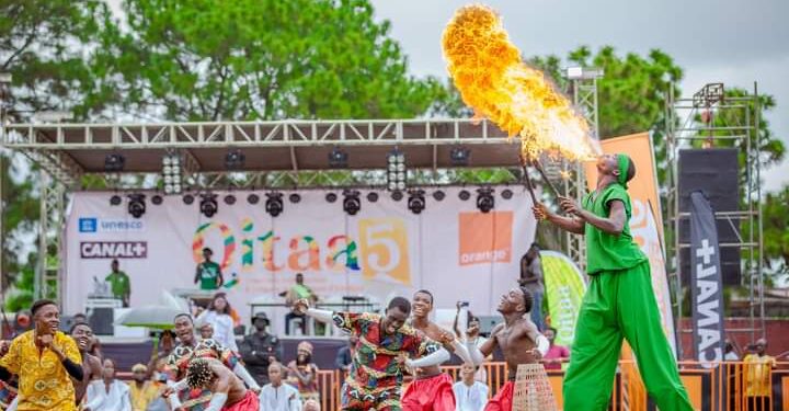 Image de Musique/Radio. Abidjan, la capitale économique de la Côte d'Ivoire, a récemment accueilli la 5ème édition du Quotient Intellectuel et Talents Artistiques d'Abidjan (QITAA). Cet événement très attendu a rassemblé des étudiants et étudiantes des universités et grandes écoles privées de la région pour mettre en valeur leurs compétences académiques ainsi que leurs talents artistiques. La finale, qui s'est tenue le samedi 11 mai au Campus SEPI de Yopougon-Wassakara, a été marquée par la victoire de l'Université Nord-Sud et les performances enflammées d'artistes renommés tels que Suspect 95 et Rémy Adan. L'intensité de la compétition Le QITAA est devenu l'événement incontournable de la scène éducative et culturelle en Côte d'Ivoire. Les six universités et grandes écoles privées finalistes du District d'Abidjan ont rivalisé d'ingéniosité et de créativité pour remporter les honneurs. L'Université Musulmane Africaine, l'Institut Famah, l'Université polytechnique ISPA, l'Institut polytechnique WASSA, l'Université Nord-Sud et l'University of Abidjan ont pris part aux différentes épreuves mettant en avant leur génie en herbe, leurs connaissances historiques, leurs danses traditionnelles, leurs talents culinaires et leur talent artistique. Au terme de cette compétition acharnée, c'est l'Université Nord-Sud de la Riviera-Bonoumin dans la commune de Cocody qui s'est démarquée en remportant le prestigieux QITAA d'Or de l'édition 2024. Les étudiants et étudiantes de cette institution ont fait preuve d'une brillante performance dans toutes les catégories, démontrant ainsi leur polyvalence et leur excellence au-delà de leurs études universitaires. Leur succès est une véritable fierté pour l'Université Nord-Sud et témoigne de la qualité de l'enseignement dispensé dans cet établissement. Une célébration artistique inoubliable Outre la compétition académique, le QITAA a également offert une scène prestigieuse à des artistes renommés de la scène musicale ivoirienne. Suspect 95, Rémy Adan et bien d'autres talents locaux se sont produits lors de cette soirée mémorable, ajoutant une touche musicale envoûtante à l'événement. Le public a été transporté par l'énergie communicative des artistes et a pu profiter d'un spectacle haut en couleurs et en émotions. Le succès de la 5ème édition du QITAA témoigne de l'importance accordée à la promotion de l'intelligence et des talents artistiques chez les étudiants et étudiantes en Côte d'Ivoire. Cet événement annuel permet de mettre en lumière les capacités exceptionnelles des jeunes générations et encourage leur épanouissement dans divers domaines. En offrant un espace d'expression et de reconnaissance, le QITAA contribue à la valorisation de l'éducation et de la culture dans le pays. Au vu du succès grandissant du Quotient Intellectuel et Talents Artistiques d'Abidjan (QITAA), comment pensez-vous que cet événement puisse continuer à promouvoir l'intelligence et les talents artistiques des étudiants en Côte d'Ivoire dans les années à venir ?