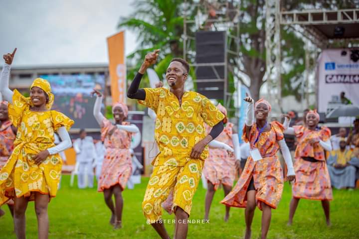 Deuxième Image de Musique/Radio. Abidjan, la capitale économique de la Côte d'Ivoire, a récemment accueilli la 5ème édition du Quotient Intellectuel et Talents Artistiques d'Abidjan (QITAA). Cet événement très attendu a rassemblé des étudiants et étudiantes des universités et grandes écoles privées de la région pour mettre en valeur leurs compétences académiques ainsi que leurs talents artistiques. La finale, qui s'est tenue le samedi 11 mai au Campus SEPI de Yopougon-Wassakara, a été marquée par la victoire de l'Université Nord-Sud et les performances enflammées d'artistes renommés tels que Suspect 95 et Rémy Adan. L'intensité de la compétition Le QITAA est devenu l'événement incontournable de la scène éducative et culturelle en Côte d'Ivoire. Les six universités et grandes écoles privées finalistes du District d'Abidjan ont rivalisé d'ingéniosité et de créativité pour remporter les honneurs. L'Université Musulmane Africaine, l'Institut Famah, l'Université polytechnique ISPA, l'Institut polytechnique WASSA, l'Université Nord-Sud et l'University of Abidjan ont pris part aux différentes épreuves mettant en avant leur génie en herbe, leurs connaissances historiques, leurs danses traditionnelles, leurs talents culinaires et leur talent artistique. Au terme de cette compétition acharnée, c'est l'Université Nord-Sud de la Riviera-Bonoumin dans la commune de Cocody qui s'est démarquée en remportant le prestigieux QITAA d'Or de l'édition 2024. Les étudiants et étudiantes de cette institution ont fait preuve d'une brillante performance dans toutes les catégories, démontrant ainsi leur polyvalence et leur excellence au-delà de leurs études universitaires. Leur succès est une véritable fierté pour l'Université Nord-Sud et témoigne de la qualité de l'enseignement dispensé dans cet établissement. Une célébration artistique inoubliable Outre la compétition académique, le QITAA a également offert une scène prestigieuse à des artistes renommés de la scène musicale ivoirienne. Suspect 95, Rémy Adan et bien d'autres talents locaux se sont produits lors de cette soirée mémorable, ajoutant une touche musicale envoûtante à l'événement. Le public a été transporté par l'énergie communicative des artistes et a pu profiter d'un spectacle haut en couleurs et en émotions. Le succès de la 5ème édition du QITAA témoigne de l'importance accordée à la promotion de l'intelligence et des talents artistiques chez les étudiants et étudiantes en Côte d'Ivoire. Cet événement annuel permet de mettre en lumière les capacités exceptionnelles des jeunes générations et encourage leur épanouissement dans divers domaines. En offrant un espace d'expression et de reconnaissance, le QITAA contribue à la valorisation de l'éducation et de la culture dans le pays. Au vu du succès grandissant du Quotient Intellectuel et Talents Artistiques d'Abidjan (QITAA), comment pensez-vous que cet événement puisse continuer à promouvoir l'intelligence et les talents artistiques des étudiants en Côte d'Ivoire dans les années à venir ?