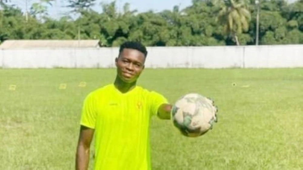 Image de Football. Le monde du football ivoirien est plongé dans le deuil suite au décès tragique du joueur Otoufo Yao Sakiel Yayra, gardien de but de l'Alliance FC de l'Indénié, survenu ce dimanche 12 mai 2024 à la Pisam. La disparition de ce talentueux footballeur a bouleversé ses coéquipiers, ses entraîneurs, ses supporters et toute la famille du football. Cet article rend hommage à la carrière et à la mémoire de Otoufo Yao Sakiel Yayra, tout en exprimant les condoléances de la Fédération Ivoirienne de Football et en soulignant l'impact de cette perte sur le monde du football en Côte d'Ivoire. Un talent du football ivoirien nous quitte Otoufo Yao Sakiel Yayra, âgé de seulement 30 ans, a été emporté des suites d'un choc survenu lors d'un match le 21 avril 2024, lors de la 15ème journée du Championnat de la Division 3, opposant son équipe au Satellite FC au stade HKB d'Abengourou. Ce choc a provoqué des blessures à la colonne vertébrale, nécessitant une intervention médicale d'urgence. Après l'incident, Otoufo Yao Sakiel Yayra a été transporté au Centre Hospitalier Régional d'Abengourou, puis évacué à la Pisam le 22 avril 2024 pour y subir une opération de la colonne vertébrale. Malheureusement, malgré les efforts déployés par les médecins et le soutien de ses proches, il est resté en soins intensifs jusqu'à son décès survenu le dimanche 12 mai 2024. La nouvelle de la disparition d'Otoufo Yao Sakiel Yayra a provoqué une onde de choc dans le monde du football ivoirien. La Fédération Ivoirienne de Football a exprimé ses plus sincères condoléances à la famille du défunt, aux dirigeants et joueurs de l'Alliance FC de l'Indénié, ainsi qu'à toute la communauté du football ivoirien. Cette perte tragique est ressentie profondément par tous ceux qui ont eu la chance de connaître et de travailler avec Yayra. Un héritage qui perdurera dans le monde du football La disparition d'Otoufo Yao Sakiel Yayra laisse un grand vide dans le monde du football ivoirien. Ce gardien de but talentueux était apprécié pour ses compétences sur le terrain, son engagement et son professionnalisme. Il était un modèle pour de nombreux jeunes joueurs aspirant à une carrière dans le football. En cette période de deuil, le football ivoirien se rassemble pour rendre hommage à la mémoire de Yayra. Les hommages se multiplient sur les réseaux sociaux et lors des rencontres sportives. Les moments de silence et les gestes symboliques se multiplient pour honorer la mémoire de ce joueur exceptionnel. L'héritage laissé par Otoufo Yao Sakiel Yayra dans le monde du football ivoirien est indéniable. Sa passion, son dévouement et sa contribution au sport continueront d'inspirer et de motiver les générations futures de joueurs. Comment Otoufo Yao Sakiel Yayra sera-t-il commémoré dans le monde du football ivoirien et quelle influence aura-t-il sur le développement du football dans le pays ?