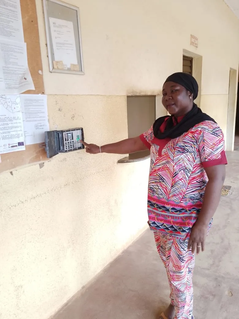 Troisième Image de Société. Le Sous-préfet de Korhogo, Detto Marcelin Kouassi, a pris des mesures audacieuses pour améliorer les conditions de travail au sein de ses services en introduisant une innovation majeure : le pointeur biométrique. Cette initiative vise à lutter contre les retards et l'absentéisme et témoigne de la volonté du sous-préfet de dynamiser son administration pour le bien-être des populations. Les agents de la sous-préfecture marquent désormais leur présence grâce à leur empreinte digitale, ce qui permet un contrôle précis des horaires et contribue à instaurer une culture du respect des règles. Un système simple et efficace Le pointeur biométrique offre un système simple et efficace pour contrôler les horaires de travail des agents de la sous-préfecture de Korhogo. Chaque agent doit utiliser son empreinte digitale pour enregistrer son arrivée et son départ sur un terminal installé sur la terrasse du bâtiment administratif. Cette technologie permet non seulement de contrôler l'accès au lieu de travail, mais aussi de suivre de manière précise les heures de présence, les retards et les absences. Grâce à cette innovation, les pratiques telles que le pointage manuel, les représentations au travail et les arrangements informels appartiennent désormais au passé. Les agents sont incités à respecter rigoureusement les horaires de travail réglementaires, ce qui contribue à améliorer l'efficacité et la productivité de l'administration locale. Les agents de la sous-préfecture expriment leur satisfaction quant à l'introduction du pointeur biométrique. Cet outil leur permet de travailler dans un environnement plus structuré et de se concentrer davantage sur leurs missions. Les retards, les départs anticipés et les absences injustifiées sont désormais évités grâce à ce système de pointage. Les usagers bénéficient également des effets positifs de cette innovation. Les témoignages affluent concernant la qualité des prestations, l'accueil chaleureux et la rapidité de traitement des dossiers. Les demandes de copies d'actes de naissance, souvent formulées par la diaspora de Korhogo vivant à l'étranger, sont traitées de manière plus efficace grâce à la digitalisation des registres. Des initiatives pour améliorer les conditions de travail Le Sous-préfet Detto Marcelin Kouassi ne se limite pas à l'introduction du pointeur biométrique. Il a entrepris d'autres actions visant à améliorer les conditions de travail au sein de la sous-préfecture de Korhogo. La réhabilitation des infrastructures, l'informatisation des services et l'amélioration de l'État civil font partie des projets en cours. De plus, le sous-préfet a répondu favorablement aux doléances des agents en dotant les bureaux de climatiseurs, offrant ainsi un environnement de travail plus confortable. Ces mesures contribuent à renforcer le lien entre l'administration et les administrés, conformément à la vision présidentielle d'Alassane Ouattara. Avec l'introduction du pointeur biométrique et d'autres mesures innovantes, Korhogo entre dans une nouvelle ère de gouvernance administrative axée sur le bien-être des citoyens. Cette initiative du sous-préfet Detto Marcelin Kouassi témoigne de son engagement à moderniser les services publics et à assurer une gestion plus transparente et efficace. La question qui se pose maintenant est de savoir comment cette innovation sera étendue à d'autres circonscriptions administratives du pays. La réussite de Korhogo dans la lutte contre l'absentéisme et l'amélioration des conditions de travail peut servir de modèle pour les administrations locales à travers la Côte d'Ivoire. Comment les autorités nationales et locales peuvent-elles encourager et soutenir de telles initiatives dans tout le pays ?