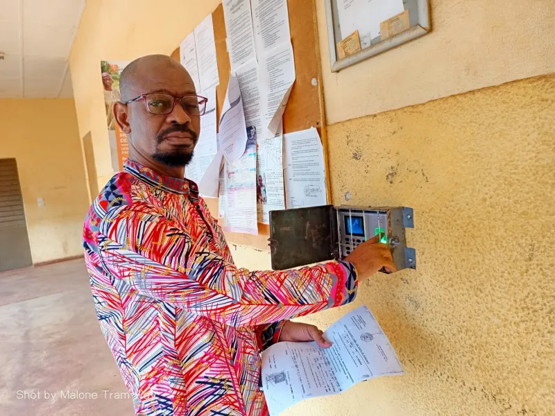 Quatrième Image de Société. Le Sous-préfet de Korhogo, Detto Marcelin Kouassi, a pris des mesures audacieuses pour améliorer les conditions de travail au sein de ses services en introduisant une innovation majeure : le pointeur biométrique. Cette initiative vise à lutter contre les retards et l'absentéisme et témoigne de la volonté du sous-préfet de dynamiser son administration pour le bien-être des populations. Les agents de la sous-préfecture marquent désormais leur présence grâce à leur empreinte digitale, ce qui permet un contrôle précis des horaires et contribue à instaurer une culture du respect des règles. Un système simple et efficace Le pointeur biométrique offre un système simple et efficace pour contrôler les horaires de travail des agents de la sous-préfecture de Korhogo. Chaque agent doit utiliser son empreinte digitale pour enregistrer son arrivée et son départ sur un terminal installé sur la terrasse du bâtiment administratif. Cette technologie permet non seulement de contrôler l'accès au lieu de travail, mais aussi de suivre de manière précise les heures de présence, les retards et les absences. Grâce à cette innovation, les pratiques telles que le pointage manuel, les représentations au travail et les arrangements informels appartiennent désormais au passé. Les agents sont incités à respecter rigoureusement les horaires de travail réglementaires, ce qui contribue à améliorer l'efficacité et la productivité de l'administration locale. Les agents de la sous-préfecture expriment leur satisfaction quant à l'introduction du pointeur biométrique. Cet outil leur permet de travailler dans un environnement plus structuré et de se concentrer davantage sur leurs missions. Les retards, les départs anticipés et les absences injustifiées sont désormais évités grâce à ce système de pointage. Les usagers bénéficient également des effets positifs de cette innovation. Les témoignages affluent concernant la qualité des prestations, l'accueil chaleureux et la rapidité de traitement des dossiers. Les demandes de copies d'actes de naissance, souvent formulées par la diaspora de Korhogo vivant à l'étranger, sont traitées de manière plus efficace grâce à la digitalisation des registres. Des initiatives pour améliorer les conditions de travail Le Sous-préfet Detto Marcelin Kouassi ne se limite pas à l'introduction du pointeur biométrique. Il a entrepris d'autres actions visant à améliorer les conditions de travail au sein de la sous-préfecture de Korhogo. La réhabilitation des infrastructures, l'informatisation des services et l'amélioration de l'État civil font partie des projets en cours. De plus, le sous-préfet a répondu favorablement aux doléances des agents en dotant les bureaux de climatiseurs, offrant ainsi un environnement de travail plus confortable. Ces mesures contribuent à renforcer le lien entre l'administration et les administrés, conformément à la vision présidentielle d'Alassane Ouattara. Avec l'introduction du pointeur biométrique et d'autres mesures innovantes, Korhogo entre dans une nouvelle ère de gouvernance administrative axée sur le bien-être des citoyens. Cette initiative du sous-préfet Detto Marcelin Kouassi témoigne de son engagement à moderniser les services publics et à assurer une gestion plus transparente et efficace. La question qui se pose maintenant est de savoir comment cette innovation sera étendue à d'autres circonscriptions administratives du pays. La réussite de Korhogo dans la lutte contre l'absentéisme et l'amélioration des conditions de travail peut servir de modèle pour les administrations locales à travers la Côte d'Ivoire. Comment les autorités nationales et locales peuvent-elles encourager et soutenir de telles initiatives dans tout le pays ?