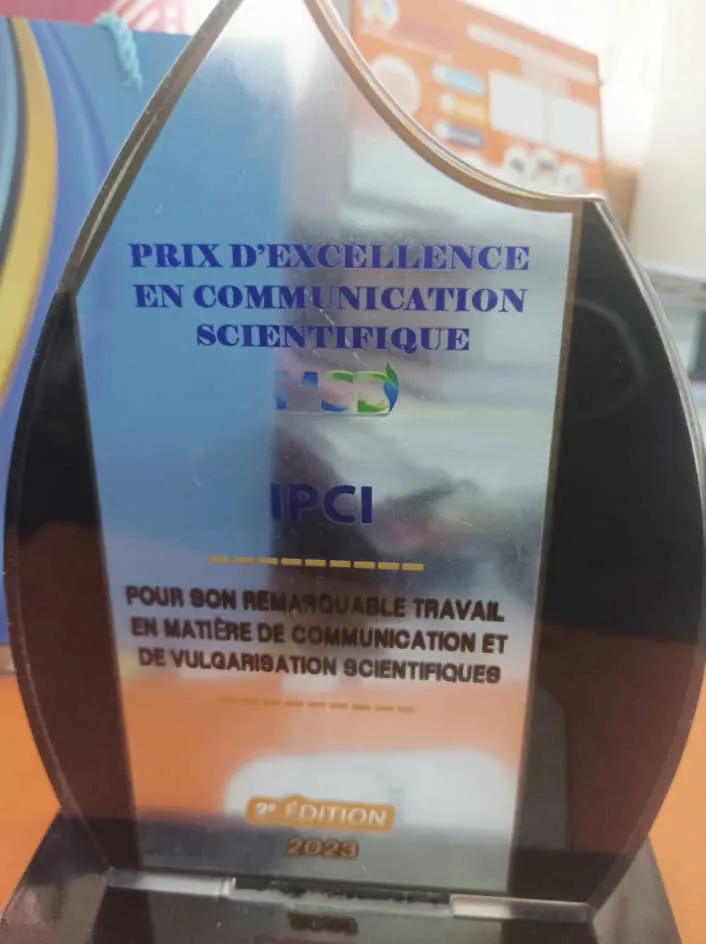 Image de Société. L'Institut Pasteur de Côte d'Ivoire a été honoré en recevant le prestigieux "Prix Spécial MSD d'excellence en communication scientifique". Cette distinction, décernée lors de la deuxième édition du concours "Prix MSD du meilleur journaliste pour la promotion de la santé", souligne l'importante contribution de l'Institut à la diffusion d'informations scientifiques. Grâce à son service de communication, la formation des journalistes et l'organisation de conférences publiques, l'Institut Pasteur joue un rôle essentiel dans l'éducation et la sensibilisation du public aux enjeux de santé publique et de préservation de l'environnement. Un engagement remarquable pour la communication scientifique L'Institut Pasteur de Côte d'Ivoire a été récompensé pour son engagement remarquable en matière de communication scientifique. Grâce à la mise en place d'un service de communication dédié, l'Institut a su promouvoir activement la diffusion d'informations scientifiques pertinentes et accessibles. Les journalistes ont bénéficié de formations spécifiques sur des sujets tels que la Résistance aux Antimicrobiens (RAM), leur permettant ainsi de mieux appréhender ces thématiques complexes et de les communiquer de manière claire et compréhensible pour le grand public. De plus, l'Institut Pasteur a organisé diverses conférences publiques, offrant ainsi une plateforme d'échange et de partage de connaissances entre les scientifiques, les journalistes et le public. Ces événements ont abordé des sujets scientifiques variés, contribuant ainsi à sensibiliser la population aux enjeux de santé et d'environnement. Une reconnaissance officielle lors d'une cérémonie prestigieuse La cérémonie de remise du "Prix Spécial MSD d'excellence en communication scientifique" s'est tenue à la Maison de la Presse au Plateau, sous la présidence du Ministre de la Communication, porte-parole du gouvernement, M. Amadou Coulibaly. La Vice-présidente du Sénat, Mme Chantal Fanny, a honoré l'événement de son parrainage. Le conseiller technique, M. Abdoul Abdoul, représentant le ministre de la Communication et des Médias, a exprimé sa reconnaissance envers l'Institut Pasteur de Côte d'Ivoire pour son rôle crucial dans la diffusion d'informations scientifiques. Il a souligné l'importance de l'éducation du public sur les questions de santé publique et de préservation de l'environnement, et a affirmé que le ministère soutient pleinement le journalisme scientifique en Côte d'Ivoire. M. Traoré Mamadou, Président de l'Association des journalistes scientifiques de Côte d'Ivoire, a également exprimé l'importance de ce concours dans la promotion d'un journalisme scientifique de qualité. Il a félicité les 25 journalistes nominés dans différentes catégories et a souligné leur rôle essentiel dans le développement du pays, en particulier dans les domaines de la santé et de l'environnement. Le concours "Prix MSD du meilleur journaliste pour la promotion de la santé" a récompensé les journalistes distingués dans différentes catégories. Traoré Tié de NCI a remporté le prix du meilleur journaliste MSD 2024, ainsi que le prix du meilleur journaliste télé et web TV, et le prix sectoriel de la meilleure production médiatique en santé. Madame Soro Yafolo Sita de Radio Côte d'Ivoire a remporté le prix du meilleur journaliste dans la catégorie radio, tandis que Madame Adrienne Ehouman de l'Agence Ivoirienne de Presse (AIP) a été récompensée dans la catégorie presse numérique. Mbra Konan de Soir Info a remporté le prix du meilleur journaliste dans la catégorie presse imprimée. Le prix de la meilleure production médiatique sur l'usage et la circulation des médicaments est revenu à Assana Gueye. Quellesperspectives pour le journalisme scientifique en Côte d'Ivoire ?