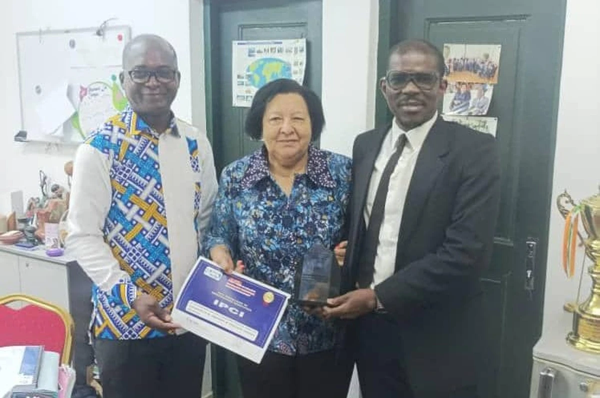 Deuxième Image de Société. L'Institut Pasteur de Côte d'Ivoire a été honoré en recevant le prestigieux "Prix Spécial MSD d'excellence en communication scientifique". Cette distinction, décernée lors de la deuxième édition du concours "Prix MSD du meilleur journaliste pour la promotion de la santé", souligne l'importante contribution de l'Institut à la diffusion d'informations scientifiques. Grâce à son service de communication, la formation des journalistes et l'organisation de conférences publiques, l'Institut Pasteur joue un rôle essentiel dans l'éducation et la sensibilisation du public aux enjeux de santé publique et de préservation de l'environnement. Un engagement remarquable pour la communication scientifique L'Institut Pasteur de Côte d'Ivoire a été récompensé pour son engagement remarquable en matière de communication scientifique. Grâce à la mise en place d'un service de communication dédié, l'Institut a su promouvoir activement la diffusion d'informations scientifiques pertinentes et accessibles. Les journalistes ont bénéficié de formations spécifiques sur des sujets tels que la Résistance aux Antimicrobiens (RAM), leur permettant ainsi de mieux appréhender ces thématiques complexes et de les communiquer de manière claire et compréhensible pour le grand public. De plus, l'Institut Pasteur a organisé diverses conférences publiques, offrant ainsi une plateforme d'échange et de partage de connaissances entre les scientifiques, les journalistes et le public. Ces événements ont abordé des sujets scientifiques variés, contribuant ainsi à sensibiliser la population aux enjeux de santé et d'environnement. Une reconnaissance officielle lors d'une cérémonie prestigieuse La cérémonie de remise du "Prix Spécial MSD d'excellence en communication scientifique" s'est tenue à la Maison de la Presse au Plateau, sous la présidence du Ministre de la Communication, porte-parole du gouvernement, M. Amadou Coulibaly. La Vice-présidente du Sénat, Mme Chantal Fanny, a honoré l'événement de son parrainage. Le conseiller technique, M. Abdoul Abdoul, représentant le ministre de la Communication et des Médias, a exprimé sa reconnaissance envers l'Institut Pasteur de Côte d'Ivoire pour son rôle crucial dans la diffusion d'informations scientifiques. Il a souligné l'importance de l'éducation du public sur les questions de santé publique et de préservation de l'environnement, et a affirmé que le ministère soutient pleinement le journalisme scientifique en Côte d'Ivoire. M. Traoré Mamadou, Président de l'Association des journalistes scientifiques de Côte d'Ivoire, a également exprimé l'importance de ce concours dans la promotion d'un journalisme scientifique de qualité. Il a félicité les 25 journalistes nominés dans différentes catégories et a souligné leur rôle essentiel dans le développement du pays, en particulier dans les domaines de la santé et de l'environnement. Le concours "Prix MSD du meilleur journaliste pour la promotion de la santé" a récompensé les journalistes distingués dans différentes catégories. Traoré Tié de NCI a remporté le prix du meilleur journaliste MSD 2024, ainsi que le prix du meilleur journaliste télé et web TV, et le prix sectoriel de la meilleure production médiatique en santé. Madame Soro Yafolo Sita de Radio Côte d'Ivoire a remporté le prix du meilleur journaliste dans la catégorie radio, tandis que Madame Adrienne Ehouman de l'Agence Ivoirienne de Presse (AIP) a été récompensée dans la catégorie presse numérique. Mbra Konan de Soir Info a remporté le prix du meilleur journaliste dans la catégorie presse imprimée. Le prix de la meilleure production médiatique sur l'usage et la circulation des médicaments est revenu à Assana Gueye. Quellesperspectives pour le journalisme scientifique en Côte d'Ivoire ?