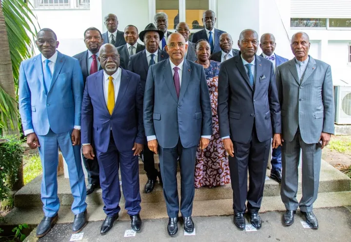 Image de Politique. Le président de la République Alassane Ouattara a nommé, le 18 juin 2021, 12 ministres gouverneurs à la tête des districts autonomes du pays. Ces structures, résultant de la loi n° 2014-451 du 5 août 2014 sur l'organisation générale de l'administration territoriale, jouent un rôle essentiel en conciliant les principes de décentralisation et de déconcentration. En tant que véritables pôles de développement local, les districts autonomes visent à améliorer le bien-être des populations en coordonnant et en évaluant la mise en œuvre des programmes et projets de développement. Districts autonomes : des pôles de développement local Les districts autonomes, englobant au moins deux régions, opèrent selon les principes de déconcentration et de décentralisation. Leur mission principale est de renforcer l'efficacité de l'action gouvernementale en coordonnant, évaluant et suivant la bonne exécution des programmes et projets de développement. Ils s'engagent ainsi à améliorer le bien-être des populations en favorisant le développement économique, social et culturel. Un rôle crucial dans la gouvernance territoriale Les ministres gouverneurs, en tant que représentants du gouvernement au niveau des districts autonomes, jouent un rôle crucial dans divers domaines. Ils sont responsables de la protection de l'environnement, de la planification de l'aménagement du territoire, de la lutte contre les effets néfastes de l'urbanisation, ainsi que de la promotion du développement économique, social et culturel. Ils veillent également à la préservation des traditions et coutumes, à la gestion du patrimoine de l'État et à la réalisation des travaux d'équipement rural. Coordination et suivi des programmes de développement Les ministres gouverneurs ont pour mission de coordonner, suivre et évaluer la mise en œuvre des programmes et projets de développement, en accord avec les orientations nationales. Ils sont également chargés de la gestion des ressources naturelles, de l'éducation et de la formation professionnelle, de l'action sociale, de la promotion du développement économique et touristique, ainsi que de l'électrification. En collaboration avec les services déconcentrés des ministères techniques, ils veillent à la bonne exécution des opérations spécifiques de développement, en respectant les calendriers et les exigences techniques et financières. Des agents de développement engagés Les ministres gouverneurs ont un rôle crucial dans la réalisation d'études prospectives visant à établir un schéma directeur pour le développement des districts autonomes, approuvé par le gouvernement. Ils sont des agents de développement essentiels, cherchant continuellement des ressources additionnelles pour la réalisation de projets identifiés. Leur objectif est de repousser les frontières du développement et d'offrir des opportunités d'investissement pour le bien-être des populations. En somme, les ministres gouverneurs des districts autonomes de Côte d'Ivoire jouent un rôle central dans la mise en œuvre de la décentralisation et de la déconcentration. Leur engagement contribue à la promotion du développement local et au renforcement de la gouvernance territoriale équilibrée. En suivant la feuille de route établie par le président de la République, ils œuvrent pour l'avancement socio-économique et culturel des régions placées sous leur responsabilité. Quels sont les défis auxquels les ministres gouverneurs des districts autonomes doivent faire face pour assurer le développement local en Côte d'Ivoire ?