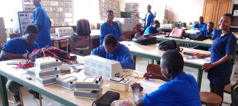 Image de Carrière. Dans un contexte où le chômage des jeunes est un défi majeur pour de nombreux pays, le ministère de l'Enseignement technique, de la Formation professionnelle et de l'Apprentissage, en partenariat avec le groupe Daikin, lance un programme de formation innovant pour les jeunes désireux de se lancer dans le métier d'installateur en froid-climatisation. Cette initiative, qui s'inscrit dans le cadre de l'Ecole de la 2e chance (E2c), vise à offrir une nouvelle opportunité aux jeunes pour relancer leur carrière et acquérir des compétences en demande sur le marché du travail. Un partenariat stratégique Selon Moustapha Sangaré, directeur de cabinet du ministère de l'Enseignement technique, de la Formation professionnelle et de l'Apprentissage, "ce partenariat avec le groupe Daikin est une opportunité pour les jeunes de bénéficier d'une formation de qualité et de se lancer dans un métier en plein essor". Le groupe Daikin, leader mondial dans la production de systèmes de climatisation, apporte son expertise et son soutien à ce programme de formation pour aider les jeunes à acquérir les compétences nécessaires pour répondre aux besoins du marché. La formation, qui durera trois mois, se déroulera au lycée technique d'Abidjan, ainsi que dans les entreprises partenaires du ministère. Les candidats sélectionnés bénéficieront d'une formation pratique et théorique pour acquérir les compétences nécessaires pour devenir des installateurs en froid-climatisation qualifiés. Pour être éligible, il faut être âgé de 16 à 40 ans et avoir un niveau scolaire minimum de 3e. Inscription et sélection Les candidats intéressés peuvent s'inscrire en ligne du 14 au 20 mai 2024 sur les sites web www.formation-professionnelle.gouv.ci et www.daip.ci. Le dépôt des dossiers physiques se fera exclusivement au Dmdc au sein du lycée technique d'Abidjan. La sélection des candidats comprendra trois phases : analyse des dossiers pour vérifier leur complétude et établir la liste des admissibles ; un test de sélection comprenant des épreuves écrites et orales, et l'examen médical pour confirmer l'aptitude physique des candidats. Il est important de noter que l'inscription et la formation sont gratuites, ce qui rend ce programme accessible à un large public. Selon Moustapha Sangaré, "cette initiative vise à offrir une nouvelle chance aux jeunes pour relancer leur carrière et acquérir des compétences en demande sur le marché du travail, sans avoir à supporter les coûts élevés de la formation". Ce programme de formation est une opportunité pour les jeunes de se lancer dans un métier en plein essor et de répondre aux besoins du marché du travail. Les installateurs en froid-climatisation sont en effet très demandés dans de nombreux secteurs, notamment dans la construction, l'industrie et les services. Les jeunes qui bénéficieront de cette formation auront ainsi une chance de trouver un emploi rapidement et de se lancer dans une carrière prometteuse. Et maintenant, quels sont les défis à relever pour assurer la réussite de ce programme de formation?**