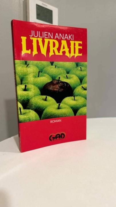 Image de Littérature. Dans son dernier ouvrage, "L'Ivraie", Julien Anaki, écrivain et journaliste expérimenté, lance un cri d'alarme contre les dérives de la société. Ce livre, qui défie les catégorisations littéraires, est un réquisitoire contre les abus de pouvoir, les trahisons de confiance et les méfaits qui perturbent l'harmonie de la société. Un livre à charge Dans "L'Ivraie", Julien Anaki met en scène un narrateur de 89 ans qui, à la fin de sa vie, décide de révéler les secrets qu'il a portés pendant longtemps. Avec la liberté que lui donne son grand âge, il dénonce sans gants les chefs religieux, les politiques et toutes les personnes qui détiennent une parcelle du pouvoir mais trahissent leurs missions et la confiance placée en eux. Selon Julien Anaki, la société est composée de deux faces : la lumière et les ténèbres. "Dans l'administration publique autant que dans les organisations privées, il y a du bon et du mauvais. A tous les postes, on trouvera des gentils et, juste en face ou à côté, des méchants", écrit-il dans son livre. Cette dualité est un postulat naturel de la vie, et c'est cette réalité que l'auteur met en avant dans son ouvrage. Julien Anaki, qui a une longue pratique de l'écriture journalistique, a adopté un style fluide et léger pour raconter l'histoire de son narrateur. Ce style, qui rappelle les chroniques journalistiques, rend la fiction très réaliste et donne l'impression que l'auteur a puisé son inspiration dans les faits de société. Une dénonciation des postures condescendantes Pour Julien Anaki, "L'Ivraie" est une dénonciation des postures condescendantes observées dans la vie. "Je ne me veux nullement un censeur, mais plutôt un objecteur de conscience", explique-t-il. Son livre est un hymne à la justice et à l'équité, une diatribe contre les déviations professionnelles. Julien Anaki est un auteur engagé qui, à travers ses écrits, cherche à dénoncer les tares de la société. Ses précédents ouvrages, tels que "Chroniques ivoiriennes : ausculter la Côte d'Ivoire", "Délice de renégat", "Entre Hommes" et "Sodome", ont déjà montré sa plume trempée dans l'ancre de la dénonciation subtile mais tranchante des travers de la société. Quel sera l'impact de "L'Ivraie" sur la société ivoirienne et africaine en général? Pourra-t-elle contribuer à une prise de conscience et à un changement de comportement chez les dirigeants et les responsables qui trahissent la confiance placée en eux? Seul l'avenir nous le dira.