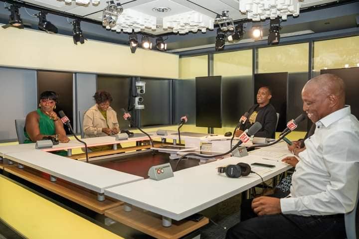 Image de Musique/Radio. L'émission Couleurs Tropicales de Claudy Siar sur RFI a connu un moment d'exception hier soir, avec la présence de deux grandes voix féminines de la musique africaine : Roseline LAYO et Dena Mwana. Les deux artistes ont offert un spectacle exceptionnel, qui a enflammé les ondes et ravi les auditeurs. Roseline LAYO, la reine du zouglou L'artiste ivoirienne au talent indéniable a charmé l'auditoire avec sa voix puissante et sa musique rythmée, empreinte de zouglou. Elle a notamment interprété son tube "Elotognan", qui a enflammé les ondes et ravi les auditeurs. "Je suis très heureuse d'avoir pu partager ma musique avec les auditeurs de RFI", a déclaré Roseline LAYO. "C'est un honneur de faire partie de cette émission qui célèbre la musique africaine." La chantre congolaise à la voix suave et émouvante a quant à elle transporté le public dans un univers spirituel et mélodieux. Ses chants gospel ont touché les cœurs et apporté un message d'espoir et de paix. "Je suis venue partager mon message d'amour et de paix avec les auditeurs de RFI", a expliqué Dena Mwana. "Je suis convaincue que la musique peut changer le monde et apporter un peu de lumière dans les ténèbres." Claudy Siar, le maestro de l'émission Claudy Siar, le maestro de l'émission, a su mettre en valeur les talents exceptionnels de ses invitées et créer une ambiance chaleureuse et conviviale. Les échanges entre l'animateur et les artistes étaient riches et passionnants, permettant au public de découvrir la personnalité et le parcours de ces femmes remarquables. "Je suis fier de pouvoir mettre en avant les talents de ces deux femmes exceptionnelles", a déclaré Claudy Siar. "C'est un honneur de faire partie de cette émission qui célèbre la musique africaine." Cette émission a été un véritable succès, et les auditeurs n'ont pas manqué de partager leur enthousiasme sur les réseaux sociaux. Ils ont salué la performance des artistes et remercié Claudy Siar pour ce moment de partage et d'évasion musicale. "Je suis sous le charme de Roseline LAYO et Dena Mwana", a écrit un auditeur sur Twitter. "Merci à Claudy Siar pour cette émission exceptionnelle." Couleurs Tropicales a une fois de plus prouvé sa place de référence dans le paysage musical africain, en mettant en lumière des artistes talentueux et en offrant aux auditeurs un moment d'exception. "Nous sommes fiers de pouvoir offrir aux auditeurs une programmation de qualité, qui célèbre la musique africaine dans toutes ses formes", a déclaré un responsable de RFI. Comment peut-on encourager la promotion de la musique africaine et soutenir les artistes talentueux qui la font vivre?