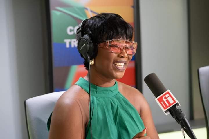 Troisième Image de Musique/Radio. L'émission Couleurs Tropicales de Claudy Siar sur RFI a connu un moment d'exception hier soir, avec la présence de deux grandes voix féminines de la musique africaine : Roseline LAYO et Dena Mwana. Les deux artistes ont offert un spectacle exceptionnel, qui a enflammé les ondes et ravi les auditeurs. Roseline LAYO, la reine du zouglou L'artiste ivoirienne au talent indéniable a charmé l'auditoire avec sa voix puissante et sa musique rythmée, empreinte de zouglou. Elle a notamment interprété son tube "Elotognan", qui a enflammé les ondes et ravi les auditeurs. "Je suis très heureuse d'avoir pu partager ma musique avec les auditeurs de RFI", a déclaré Roseline LAYO. "C'est un honneur de faire partie de cette émission qui célèbre la musique africaine." La chantre congolaise à la voix suave et émouvante a quant à elle transporté le public dans un univers spirituel et mélodieux. Ses chants gospel ont touché les cœurs et apporté un message d'espoir et de paix. "Je suis venue partager mon message d'amour et de paix avec les auditeurs de RFI", a expliqué Dena Mwana. "Je suis convaincue que la musique peut changer le monde et apporter un peu de lumière dans les ténèbres." Claudy Siar, le maestro de l'émission Claudy Siar, le maestro de l'émission, a su mettre en valeur les talents exceptionnels de ses invitées et créer une ambiance chaleureuse et conviviale. Les échanges entre l'animateur et les artistes étaient riches et passionnants, permettant au public de découvrir la personnalité et le parcours de ces femmes remarquables. "Je suis fier de pouvoir mettre en avant les talents de ces deux femmes exceptionnelles", a déclaré Claudy Siar. "C'est un honneur de faire partie de cette émission qui célèbre la musique africaine." Cette émission a été un véritable succès, et les auditeurs n'ont pas manqué de partager leur enthousiasme sur les réseaux sociaux. Ils ont salué la performance des artistes et remercié Claudy Siar pour ce moment de partage et d'évasion musicale. "Je suis sous le charme de Roseline LAYO et Dena Mwana", a écrit un auditeur sur Twitter. "Merci à Claudy Siar pour cette émission exceptionnelle." Couleurs Tropicales a une fois de plus prouvé sa place de référence dans le paysage musical africain, en mettant en lumière des artistes talentueux et en offrant aux auditeurs un moment d'exception. "Nous sommes fiers de pouvoir offrir aux auditeurs une programmation de qualité, qui célèbre la musique africaine dans toutes ses formes", a déclaré un responsable de RFI. Comment peut-on encourager la promotion de la musique africaine et soutenir les artistes talentueux qui la font vivre?