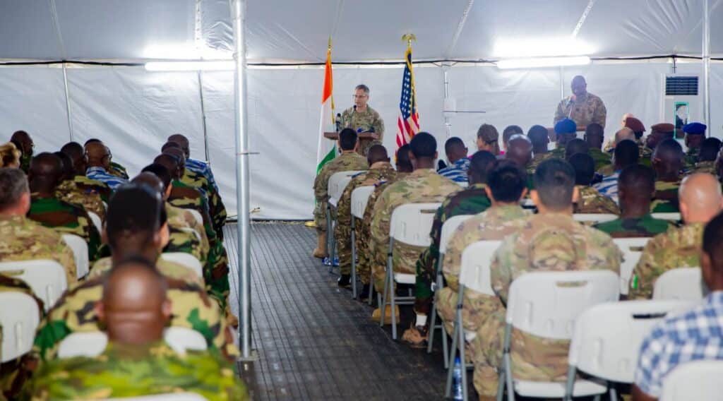 Image de Société. L'exercice militaire Flintlock 2024 a officiellement démarré en Côte d'Ivoire le 13 mai dernier, en présence de Son Excellence Madame Jessica Ba Davis, ambassadrice des États-Unis en Côte d'Ivoire. Cette édition de l'exercice Flintlock réunit plus de 1300 militaires venus de 29 pays, pour une formation et un entraînement intensif dans la lutte contre le terrorisme. Une opportunité pour faire face aux défis de sécurité communs Selon Jessica Ba Davis, l'exercice Flintlock est plus qu'un simple exercice militaire, c'est une plateforme d'intégration régionale et de coopération internationale qui permet aux pays africains de faire face aux défis de sécurité communs sur le continent. "Cet exercice militaire donne l'opportunité de faire face aux défis de sécurité communs sur ce continent divers et vibrant et de renforcer la résilience pour combattre avec fermeté les menaces transnationales contre notre communauté mondiale", a-t-elle déclaré. Les États-Unis sont engagés dans la formation et le perfectionnement professionnel des forces de sécurité, ainsi que dans le système judiciaire et les institutions vitales pour prévenir les conflits et promouvoir la paix. "Nous sommes engagés dans la formation et le perfectionnement professionnel des forces de sécurité, ainsi que dans le système judiciaire et les institutions vitales pour prévenir les conflits et promouvoir la paix. La sécurité et le bien-être de nos partenaires Africains sont, par essence, liés à la sécurité mondiale", a ajouté Jessica Ba Davis. Un exercice multinational d'opérations spéciales Fintlock est un exercice multinational d'opérations spéciales organisé et financé par le Commandement des opérations spéciales des Etats-Unis pour l'Afrique. Cet événement est vital pour faire avancer les partenariats militaires des États-Unis. Il se tient du lundi 13 mai au vendredi 24 mai 2024 à l'Académie internationale de lutte contre le terrorisme. La Côte d'Ivoire se présente pour la troisième année consécutive comme un partenaire dans l'organisation de l'exercice Flintlock. "Notamment, pour la troisième année consécutive, la Côte d'Ivoire se présente comme un partenaire dans l'organisation de l'exercice Flintlock. La relation entre les Opérations Spéciales Américaines et celles de la Côte d'Ivoire continue de s'intensifier", s'est-elle félicitée. Quels sont les moyens concrets pour éradiquer le terrorisme en Afrique?