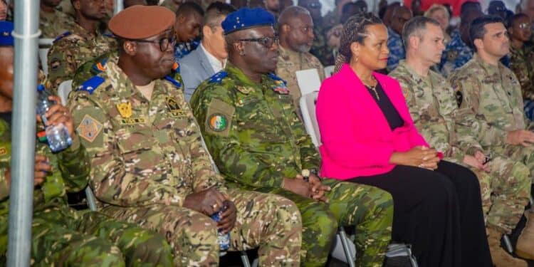 Deuxième Image de Société. L'exercice militaire Flintlock 2024 a officiellement démarré en Côte d'Ivoire le 13 mai dernier, en présence de Son Excellence Madame Jessica Ba Davis, ambassadrice des États-Unis en Côte d'Ivoire. Cette édition de l'exercice Flintlock réunit plus de 1300 militaires venus de 29 pays, pour une formation et un entraînement intensif dans la lutte contre le terrorisme. Une opportunité pour faire face aux défis de sécurité communs Selon Jessica Ba Davis, l'exercice Flintlock est plus qu'un simple exercice militaire, c'est une plateforme d'intégration régionale et de coopération internationale qui permet aux pays africains de faire face aux défis de sécurité communs sur le continent. "Cet exercice militaire donne l'opportunité de faire face aux défis de sécurité communs sur ce continent divers et vibrant et de renforcer la résilience pour combattre avec fermeté les menaces transnationales contre notre communauté mondiale", a-t-elle déclaré. Les États-Unis sont engagés dans la formation et le perfectionnement professionnel des forces de sécurité, ainsi que dans le système judiciaire et les institutions vitales pour prévenir les conflits et promouvoir la paix. "Nous sommes engagés dans la formation et le perfectionnement professionnel des forces de sécurité, ainsi que dans le système judiciaire et les institutions vitales pour prévenir les conflits et promouvoir la paix. La sécurité et le bien-être de nos partenaires Africains sont, par essence, liés à la sécurité mondiale", a ajouté Jessica Ba Davis. Un exercice multinational d'opérations spéciales Fintlock est un exercice multinational d'opérations spéciales organisé et financé par le Commandement des opérations spéciales des Etats-Unis pour l'Afrique. Cet événement est vital pour faire avancer les partenariats militaires des États-Unis. Il se tient du lundi 13 mai au vendredi 24 mai 2024 à l'Académie internationale de lutte contre le terrorisme. La Côte d'Ivoire se présente pour la troisième année consécutive comme un partenaire dans l'organisation de l'exercice Flintlock. "Notamment, pour la troisième année consécutive, la Côte d'Ivoire se présente comme un partenaire dans l'organisation de l'exercice Flintlock. La relation entre les Opérations Spéciales Américaines et celles de la Côte d'Ivoire continue de s'intensifier", s'est-elle félicitée. Quels sont les moyens concrets pour éradiquer le terrorisme en Afrique?