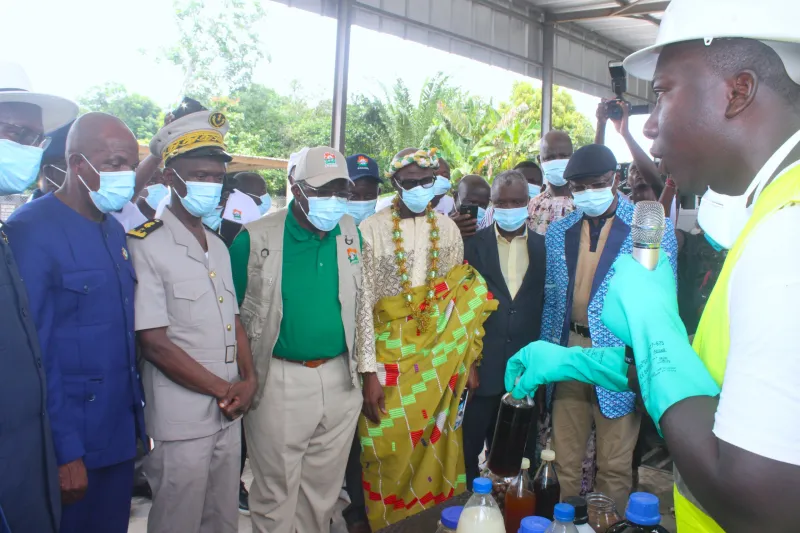 Image de Société. La Côte d'Ivoire est sur le point de devenir un pionnier dans la production de biocarburant durable en Afrique de l'Ouest. Le projet de valorisation des sous-produits agricoles, lancé en 2022 par le consortium composé de l'ANADER, SCANIA, TotalEnergies et de la Société Ivoirienne de Raffinage (SIR), a atteint une étape importante avec la mise en œuvre de la phase pilote de production de biodiésel à partir des graines d'hévéa. Dans cet article, nous allons examiner les avancées réalisées dans ce projet novateur et les perspectives qu'il offre pour l'environnement et l'économie ivoiriennes. La phase pilote, un succès La phase pilote du projet, qui arrive à terme d'ici fin juin 2024, a permis de valider les tests de conformité du biodiésel et de démontrer la faisabilité de la production de biocarburant en Côte d'Ivoire. "Nous sommes fiers de produire du biocarburant en Côte d'Ivoire", a déclaré M. Yao Olivier Jacques Arnaud, Coordonnateur du projet à l'ANADER. Cette réussite est le fruit d'un travail de plusieurs mois et de la collaboration étroite entre les partenaires du consortium. Ce projet vise à terme la production locale de biodiesel qui servira à alimenter, dans un premier temps, les autobus de la SOTRA, et à réduire la pollution de l'air à Abidjan. Il contribuera également à débarrasser l'environnement rural des sous-produits agricoles considérés par le passé comme des déchets, améliorer les revenus des exploitants agricoles et préserver l'environnement dans un contexte mondial de changement climatique. Un engagement résolu des partenaires La cérémonie de présentation des résultats de la phase pilote a été l'occasion pour les partenaires du consortium de réaffirmer leur engagement en faveur de ce projet novateur. "Nous sommes satisfaits de voir se concrétiser une opportunité d'amélioration des revenus des producteurs d'hévéa en Côte d'Ivoire", a déclaré Dr Sidiki Cissé, Directeur Général de l'ANADER. La mise en place d'unités industrielles de production de biodiésel est prévue pour les mois à venir. Ce projet ouvre des perspectives prometteuses pour l'environnement et l'économie ivoiriennes. Mais la question qui se pose est : comment la Côte d'Ivoire peut-elle garantir la durabilité de ce projet et en faire un modèle pour d'autres pays africains?