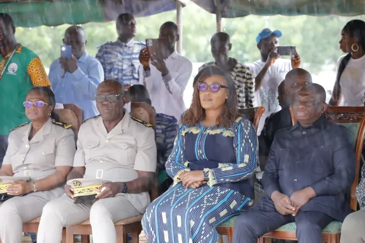 Image de Société. La ministre de la Cohésion nationale, de la Solidarité et de la Lutte contre la pauvreté, Myss Belmonde Dogo, s'est rendue à Konan-N'drikro (Bocanda) le lundi 13 mai 2024 pour soutenir les femmes de la localité. Dans le cadre du financement des Projets à Impact Rapide (PIR), le Ministère a remis des équipements à la coopérative des femmes de Konan-N'drikro, dans l'objectif de renforcer la cohésion sociale et de consolider la paix. Cette initiative s'inscrit dans le cadre du Plan National de Développement (PND) et vise à répondre aux besoins exprimés par les populations locales. Des équipements pour soutenir les femmes de Konan-N'drikro Dans le cadre du financement des Projets à Impact Rapide (PIR), le Ministère de la Cohésion nationale, de la Solidarité et de la Lutte contre la pauvreté a remis divers équipements à la coopérative des femmes de Konan-N'drikro (Bocanda). Parmi les équipements offerts figuraient un tricycle, un baffle sono, des bâches, des chaises, des pulvérisateurs, des dabas, des machettes et des arrosoirs. Ces outils permettront aux femmes de développer leurs activités économiques et de générer des revenus. La ministre Myss Belmonde Dogo a souligné l'importance de ce financement pour renforcer les relations intercommunautaires et promouvoir la cohésion sociale. Elle a déclaré : "Le financement de ces projets contribue largement à consolider les relations intercommunautaires et à renforcer la cohésion sociale. C’est d’ailleurs sur votre demande que Konan N’drikro a été choisi afin de bénéficier pour le renforcement des activités… je voudrais vous inviter tous à adhérer à la politique du chef de l’État en vous engageant à œuvrer dans le sens de la paix et du vivre-ensemble." Les besoins exprimés par la population Lors de cette cérémonie, les représentants de la population ont exprimé leur gratitude envers le président de la République, Alassane Ouattara, pour ce don qui contribuera à réunir toutes les communautés de Konan-N'drikro. Cependant, ils ont également fait part de leurs préoccupations quant aux conditions de vie des habitants. Le 2ème vice-président du conseil régional, Nyambé Konan Bertin, a plaidé en faveur de l'extension de ces actions à d'autres localités de la région. Il a exprimé son souhait de voir "d'autres localités de notre grande région [connaître] le bonheur de bénéficier de ce matériel pour l'implémentation d'activités génératrices de revenus." Le porte-parole de la population, Kouadio Konan Antoine, a formulé plusieurs doléances, notamment la construction d'un centre de médiation et de règlement des conflits, la construction d'un pont, d'une école, l'extension du réseau électrique, ainsi que l'ouverture et l'assainissement de la voirie. L'initiative de la ministre Myss Belmonde Dogo à Konan-N'drikro s'inscrit dans le cadre du Plan National de Développement (PND) de la Côte d'Ivoire. Ce programme vise à promouvoir le développement économique et social du pays en répondant aux besoins des populations dans divers domaines, tels que l'infrastructure, l'éducation et la santé. En soutenant les femmes de Konan-N'drikro, le Ministère de la Cohésion nationale, de la Solidarité et de la Lutte contre la pauvreté contribue à renforcer la cohésion sociale et à consolider la paix dans la région. Il s'agit d'un pas important vers le développement harmonieux de la localité et de ses communautés.