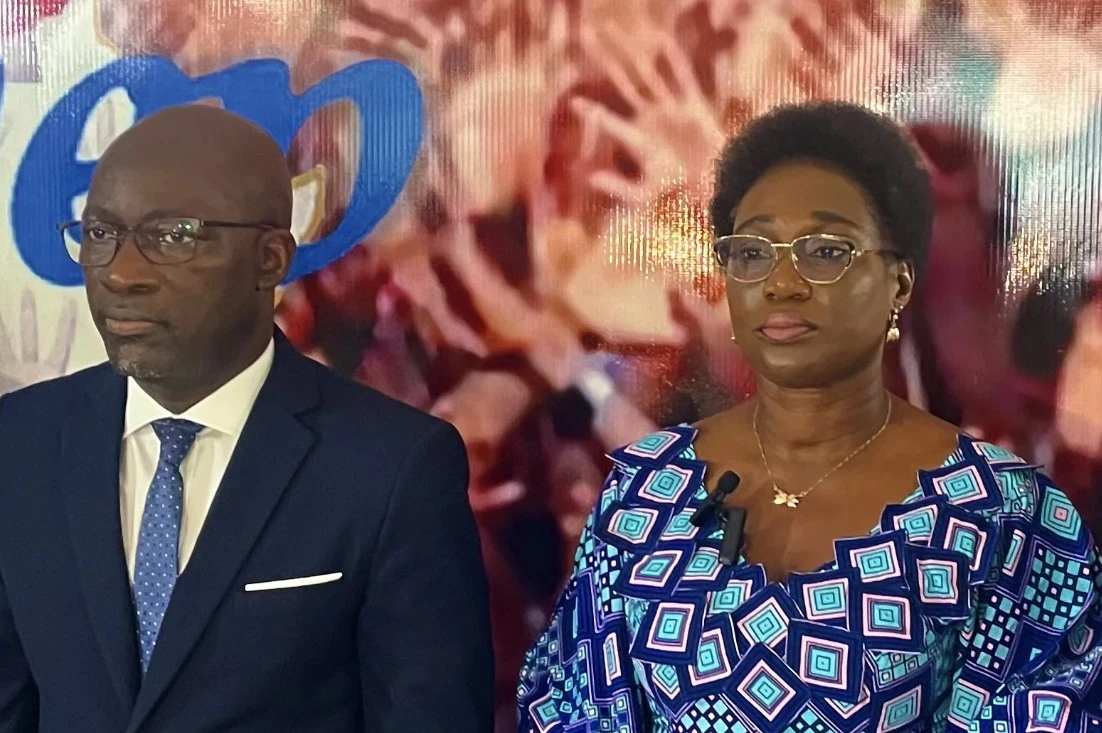 Image de Politique. À l'approche de la présidentielle de 2025 en Côte d'Ivoire, les tensions politiques s'intensifient et les acteurs de la scène politique se préparent à une compétition acharnée. Parmi les voix qui se font entendre, Pulchérie Gbalet, la présidente de l'organisation de la société civile Alternative citoyenne ivoirienne (ACI), a prononcé un discours ferme et percutant lors de la rentrée politique du parti de Charles Blé Goudé, le COJEP, le dimanche 12 mai 2024 à Yamoussoukro. Son message s'adresse tout particulièrement à la Gauche politique ivoirienne, qu'elle appelle à l'unité et à la responsabilité politique. Dans un contexte marqué par les défis internes et les divisions idéologiques, son appel résonne comme une demande pressante de coordination et de cohésion au sein de cette famille politique. La Gauche ivoirienne face à ses défis internes La gauche politique ivoirienne, caractérisée par une diversité d'opinions et d'approches politiques allant du socialisme traditionnel à des formes plus nationalistes et progressistes, a connu des difficultés depuis le retour de Laurent Gbagbo sur la scène politique. Les divisions idéologiques, les rivalités personnelles et les désaccords stratégiques ont affaibli sa capacité à présenter une alternative politique crédible et unifiée, en particulier lors des dernières élections locales. Ces défis internes ont nui à la cohérence et à l'efficacité de l'opposition de gauche, donnant ainsi une longueur d'avance à d'autres forces politiques. Dans son discours, Pulchérie Gbalet a souligné l'importance de l'unité au sein de la Gauche ivoirienne. Elle a rappelé aux leaders politiques que dans le paysage politique ivoirien, aucune formation politique ne peut espérer remporter une élection sans le soutien d'alliances stratégiques. Ainsi, elle a exhorté les différents acteurs de la Gauche à surmonter leurs différences et à travailler ensemble pour l'intérêt supérieur de la Côte d'Ivoire et de son peuple. La militante de la société civile a souligné les conséquences de la division politique en déclarant : « Pendant que vous vous divisez, les gens nous maltraitent ». Son appel à l'unité vise à mobiliser les forces de gauche pour qu'elles puissent faire face aux défis nationaux actuels. Le jugement des partis politiques à l'approche des élections Pulchérie Gbalet a également mis l'accent sur l'importance des actions des partis politiques à l'approche des élections de 2025. Elle a souligné que chaque parti sera jugé par ses actes et ses réalisations. Les électeurs ivoiriens sont de plus en plus exigeants et attentifs aux promesses électorales passées et à la réalité de l'action politique. Ainsi, l'heure est venue pour les acteurs politiques de faire preuve de transparence, d'intégrité et de responsabilité dans leurs actions, afin de regagner la confiance du peuple ivoirien. Dans son discours, Pulchérie Gbalet a abordé la question des promesses non tenues et des évolutions politiques controversées, notamment celles du RHDP, le parti au pouvoir. Elle a souligné le contraste entre les promesses électorales passées et la réalité actuelle, mettant ainsi en évidence les attentes déçues de la population. De plus, elle a critiqué le revirement du président de la République sur la question du mandat présidentiel, affirmant que « l'heure est à l'humilité ». Elle a plaidé en faveur de la réconciliation nationale et de l'amnistie de tous les dirigeants politiques, afin de garantir une participation équitable à la vie politique du pays. Dans un paysage politique marqué par des divisions et des défis internes, l'unité et la responsabilité politique sont-elles réalisables pour la Gauche ivoirienne ?