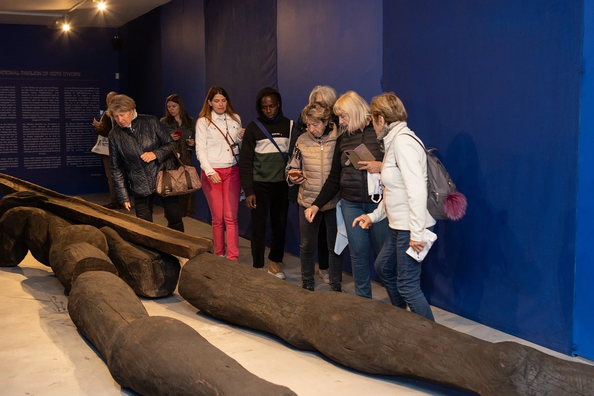 Image de Art. La Côte d'Ivoire se prépare à participer à la 60ème édition de la Biennale de Venise, l'un des événements artistiques les plus prestigieux et les plus suivis au monde. Cette année marque une étape historique pour le pays, car c'est la première fois que le Pavillon National Ivoirien est entièrement financé par l'État ivoirien lui-même. Cette réalisation est le fruit de la vision et de l'engagement de Madame Françoise Remarck, Ministre de la Culture et de la Francophonie, qui a fait de la promotion de l'art contemporain une priorité de son mandat. "The Blue Note" : Résilience et espoir à travers l'expression artistique Sous la direction de la Commissaire Illa G. Donwahi et du Curateur Simon Njami, la Côte d'Ivoire présente "The Blue Note" comme thème central de son pavillon. Ce choix s'inscrit dans la thématique plus large de "Stranieri Ovunque" ("Étrangers Partout"). Simon Njami explique que "The Blue Note" symbolise la résilience et l'espoir à travers l'expression artistique. Cette note de musique, créée par les Africains déportés aux Amériques, est à l'origine du Jazz et du Blues. Ainsi, la Côte d'Ivoire met en avant le fait que même dans l'adversité, l'espoir et la créativité peuvent émerger grâce à l'expression artistique. Une participation marquée par le dialogue et la fraternité Lors de son allocution, Madame la Ministre Françoise Remarck a souligné l'importance de la présence ivoirienne à Venise comme un moment de partage et de dialogue. Elle a rappelé les similitudes entre Venise et Abidjan, deux villes ouvertes sur le monde et riches de leur multiculturalité. Cette participation est l'occasion de renforcer les liens entre les artistes ivoiriens et les artistes du monde entier, et de favoriser les échanges culturels et artistiques. Les artistes ivoiriens à l'honneur Le Pavillon National Ivoirien met en avant le talent et la vision de cinq artistes exceptionnels. Parmi eux, Jems Koko Bi, sculpteur ivoirien reconnu pour son travail du bois et ses performances. Lauréat de la bourse DAAD, il a étudié à l'Académie des Beaux-Arts de Düsseldorf et a vu ses œuvres présentées et primées dans de nombreuses biennales et expositions internationales. Sadikou Oukpedjo, originaire du Togo et ivoirien d'adoption, explore à travers ses œuvres sculpturales et picturales les notions d'origine, d'héritage et la dualité homme-animal. Son travail introspectif a été exposé en Afrique et en Europe, et figure dans d'importantes collections. Feu Franck Abd-Bakar Fanny, photographe d'exception, a représenté la Côte d'Ivoire à la 55ème Biennale de Venise. Son exploration de la société contemporaine lui a valu une reconnaissance internationale, avec des œuvres exposées dans des musées renommés à travers le monde. Il est lauréat du Prix UEMOA de la Biennale de Dakar. Bien que décédé en 2021, son travail continue d'inspirer et de marquer les esprits. Marie-Claire Messouma Manlanbien, dont les œuvres ont été exposées au Palais de Tokyo à Paris et à l'Institut français de Berlin, explore les thèmes de l'identité, de la créolisation et de la synthèse culturelle à travers le textile, le dessin, la sculpture, la photographie, la vidéo et l'installation. Ses créations font partie de nombreuses collections prestigieuses. François-Xavier Gbré, né à Lille, explore à travers la photographie et l'installation les thèmes de la mémoire, de la transformation sociale et de l'architecture. Son travail a été exposé internationalement, notamment à la Tate à Londres et au Centre Pompidou à Paris. Des commissaires engagés pourla promotion de l'art contemporain ivoirien La commissaire Illa G. Donwahi et le curateur Simon Njami ont été choisis pour diriger le Pavillon National Ivoirien à la Biennale de Venise 2024. Ils sont tous deux reconnus pour leur engagement dans la promotion de l'art africain et leur expertise en matière d'art contemporain. Leur sélection témoigne de la volonté de la Côte d'Ivoire de présenter des artistes de qualité et de favoriser le dialogue interculturel au sein de la communauté artistique mondiale. Les attentes de la Côte d'Ivoire à la Biennale de Venise La participation de la Côte d'Ivoire à la Biennale de Venise 2024 est une occasion unique de mettre en valeur la diversité culturelle et la richesse artistique du pays. Le pavillon ivoirien vise à susciter des conversations et des échanges sur les thèmes de la résilience, de l'espoir et de la créativité. Il offre également une plateforme aux artistes ivoiriens pour présenter leur travail au public international et aux professionnels de l'art. En participant à cet événement artistique majeur, la Côte d'Ivoire cherche à renforcer sa présence sur la scène artistique mondiale, à favoriser les collaborations et les partenariats internationaux, ainsi qu'à attirer l'attention sur le riche héritage culturel et artistique du pays. Promouvoir l'art contemporain en Côte d'Ivoire La participation à la Biennale de Venise est un moteur pour la promotion de l'art contemporain en Côte d'Ivoire. Le gouvernement ivoirien, à travers le financement du Pavillon National Ivoirien, témoigne de son engagement en faveur du développement du secteur artistique et culturel du pays. Cette démarche vise à encourager les artistes locaux, à renforcer les infrastructures artistiques et à favoriser l'éducation artistique. En soutenant les artistes ivoiriens et en créant des opportunités d'exposition et de collaboration internationale, la Côte d'Ivoire aspire à faire émerger de nouveaux talents, à stimuler la créativité et à promouvoir la diversité des expressions artistiques dans le pays. En conclusion, la participation de la Côte d'Ivoire à la Biennale de Venise 2024 est une étape importante dans la promotion de l'art contemporain ivoirien et dans la consolidation de sa présence sur la scène artistique mondiale. À travers le thème "The Blue Note" et la sélection d'artistes talentueux, le pavillon ivoirien met en valeur la résilience, l'espoir et la créativité comme moteurs de l'expression artistique. Cette participation témoigne de l'engagement de la Côte d'Ivoire en faveur de la diversité culturelle et de l'épanouissement des artistes ivoiriens.