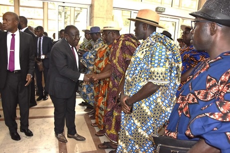 Image de Politique. Le ministre-gouverneur du District autonome d'Abidjan, Ibrahim Cissé Bacongo, poursuit sa série de rencontres avec les chefs traditionnels de la région. Après avoir échangé avec les chefs Atchans en mars dernier, il a reçu, le 14 mai 2024, 59 chefs Akyé d'Abidjan. L'objectif est clair : renforcer les liens avec les gardiens de la tradition et obtenir leur soutien pour les échéances électorales de 2025. Des dons pour les chefs Akyé Lors de cette rencontre, Ibrahim Cissé Bacongo a annoncé des dons aux chefs Akyé, notamment des voitures et des téléphones portables. Une manière de montrer son appréciation pour leur rôle dans la société ivoirienne et de les associer à son action politique. Les chefs Akyé ont saisi l'opportunité pour exprimer leur gratitude envers le président Alassane Ouattara, qu'ils ont félicité pour sa "vision de la gouvernance". Le porte-parole des chefs Akyé, Abodou Faustin, a transmis un message de soutien au président de la République. "2025 arrive, dites au Président que nous sommes avec vous. Là où vous mettrez vos pieds, nous serons là à vos côtés", a-t-il déclaré. Les chefs Akyé ont ainsi manifesté leur attachement à la politique du président Ouattara et leur confiance dans sa capacité à diriger le pays. Un soutien sans faille à Cissé Bacongo Les chefs Akyé ont également apporté leur soutien à Ibrahim Cissé Bacongo pour sa nouvelle mission de ministre-gouverneur. "Nous étions en train de nous interroger sur l'après Mambé. Après vous avoir écouté, nous vous avons accepté et adopté. Nous avons vu votre capacité à transformer les rêves en réalités. Koumassi porte aujourd'hui la marque indélébile 'CIB' (Cissé Ibrahima Bacongo). Cette marque indélébile portée sur Koumassi va désormais être délocalisée pour prendre le tout Abidjan. Vous êtes l'homme de la situation", ont-ils déclaré. La série de rencontres entre Ibrahim Cissé Bacongo et les chefs traditionnels d'Abidjan s'inscrit dans une stratégie de rapprochement avec les communautés locales. Le ministre-gouverneur cherche à obtenir leur soutien pour les échéances électorales de 2025, où le président Ouattara sera probablement candidat à sa propre succession. En renforçant ses liens avec les chefs traditionnels, Cissé Bacongo cherche à consolider sa position politique et à se présenter comme un leader capable de rassembler les différentes communautés de la région. La question qui se pose maintenant est de savoir quel est le coût réel de ces dons pour les chefs traditionnels. Les voitures et les téléphones portables offerts par Ibrahim Cissé Bacongo sont-ils une simple manifestation de générosité ou une manière de acheter leur soutien politique? Et quels sont les véritables enjeux de cette stratégie de rapprochement avec les chefs traditionnels?