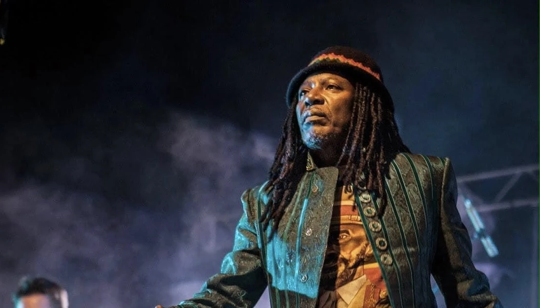 Image de Célébrités. L'augmentation récente des coûts de l'électricité en Côte d'Ivoire a suscité une vague de mécontentement national. Dans ce climat tendu, l'emblématique chanteur ivoirien, Alpha Blondy, a choisi de prendre position. Un écho à l'indignation générale Alpha Blondy n'a pas hésité à faire résonner sa voix dans l'ensemble du pays, représentant un écho fort à l'indignation générale. Le chanteur, reconnu pour son engagement social, a utilisé sa notoriété pour attirer l'attention sur cette difficulté majeure rencontrée par de nombreux Ivoiriens. L'iornie comme arme de dénonciation Dans un message à la fois poignant et ironique partagé sur sa page Facebook, Blondy a déclaré : "Baramôgôs, je pense qu'ils me facturent aussi la lumière du soleil, la lumière de l'espoir, la lumière divine, la lumière perpétuelle et la fameuse lumière au bout du tunnel...". Une interpellation teintée d'humour pour dénoncer une situation jugée intolérable. L'appel à la mobilisation de la scène musicale Cette indignation est également relayée par d'autres figures de la musique ivoirienne, comme le rappeur Suspect 95 qui a sorti un morceau, "Le Parti", invitant à un sursaut citoyen. Cet acte créatif apporte une dimension nouvelle à la lutte, en la projetant sur la scène artistique nationale. La nécessité d'un soulagement pour la population La montée en puissance de cette question dans les débats publics illustre l'importance cruciale que représente la fourniture d'électricité pour les Ivoiriens. Au-delà de l'ironie, elle souligne la nécessité d'une action visant à soulager le fardeau financier de la population. Face à cette situation, Alpha Blondy et ses confrères artistes font entendre la voix du peuple, contribuant à mettre en lumière les difficultés auxquelles sont confrontés les Ivoiriens. Une question demeure : cette mobilisation artistique réussira-t-elle à influencer les politiques tarifaires en matière d'énergie dans le pays ?