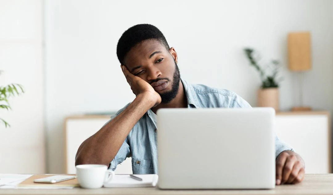 Image de Santé. Souffrez-vous d'une lassitude persistante qui tend à empiéter sur votre quotidien ? Il est essentiel de comprendre et de faire face à ce phénomène omniprésent. Décoder la fatigue pour mieux la combattre Que ce soit sur le plan physique, mental, ou émotionnel, la fatigue peut s'imposer comme un invité indésirable dans notre vie. D'un manque de sommeil aux déséquilibres hormonaux, en passant par les problèmes de santé ou un mode de vie stressant, les causes de la fatigue sont multiples et diverses. Lorsqu'elle devient chronique, la fatigue peut saper notre productivité, influencer notre humeur, et entraver nos interactions sociales. Dans ce contexte, il est essentiel d'identifier les sources de cette fatigue pour retrouver une pleine vitalité. Un triptyque d'astuces pour un retour à la pleine énergie Faites du sommeil une priorité Une étude de Santé Publique France met en lumière que les Français dorment en moyenne moins de sept heures par nuit, une durée insuffisante pouvant entraîner une diminution de l'énergie et du bien-être. Ainsi, l'instauration d'une routine de sommeil régulière et propice au repos est un prérequis au renouement avec une vitalité débordante. Adoptez une alimentation harmonieuse Un régime alimentaire équilibré et varié représente un autre pilier essentiel pour retrouver un dynamisme perdu. Il importe donc de privilégier les aliments frais, fruits et légumes, ainsi que les protéines et glucides complexes pour maintenir un niveau d'énergie optimal tout au long de la journée. Soutenez une activité physique régulière L'exercice, réalisé fréquemment, contribue à optimiser votre forme physique et mentale. Une demi-heure d'activité quotidienne, quel que soit le type d'exercice (marche, natation, yoga), peut s'avérer déterminante pour votre vitalité. Une compréhension approfondie des causes de votre fatigue, couplée à l'adoption des astuces susmentionnées, devrait vous conduire sur le chemin d'un regain de vitalité, et par extension, d'une amélioration de votre qualité de vie. Si la fatigue persiste malgré ces modifications, un professionnel de la santé sera en mesure de vous fournir des conseils adaptés à votre situation. Néanmoins, une question se pose : quels autres moyens existent pour combattre cette fatigue persistante qui semble parfois insurmontable ?