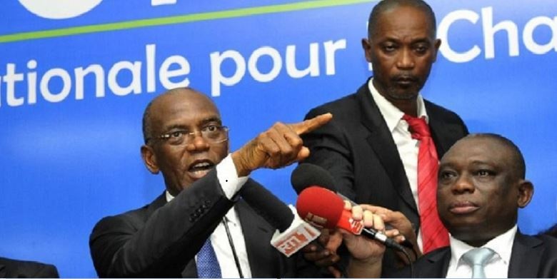 Image de Politique. Après que le président actuel ivoirien Alassane Ouattara ait déclaré octroyé plus de 100 millions FCFA à ses adversaires afin de mieux préparer les élections qui s'annoncent, certains candidats dont Mamadou Koulibaly, leader du Lider, a fustigé ce geste qu'on pouvait percevoir comme un geste de fair-play d'un adversaire politique. En effet, pour Koulibaly, cet argent que le président actuel dit offrir à ses adversaires est de l'argent puiser des comptes de l'état , sans consentement de la population ivoirienne , ce qui est donc un délit "détournement de denier public". Même si c'est une accusation qui pourrait se vérifier au cas où l'on voudrait en savoir plus sur la provenance de ces fonds de "générosité", quel est votre avis sur la question? soutenez-vous l'accusation de Koulibaly ou non et pourquoi?