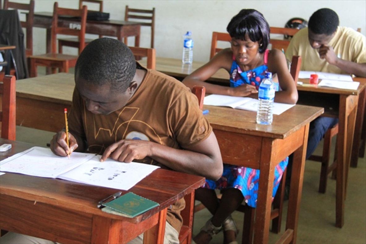 Image de Études/Devoirs. L'information concernant les dates officielles des examens scolaires de 2024 a été annoncée aujourd'hui, le jeudi 16 mai 2024, par la Direction des Examens et Concours (DECO). Ce lancement d'examens d'une grande envergure pour cette session est placé sous le thème "Performance et Mérite pour des examens de qualité." Il concerne 1 630 705 candidates et candidats répartis sur 4 278 centres d'examen à travers les 41 DRENAs du territoire. Engouement pour les Examens Certificatifs de la Session 2024 Le Certificat d'Études Primaires Élémentaires (CEPE) marque le début de ce marathon académique avec une date de démarrage fixée au mardi 21 mai 2024. La tension et l'excitation seront palpables chez les 627 908 candidates et candidats dont 311 352 filles et 316 556 garçons qui planchent pour remporter haut la main cet examen. Quant au Brevet d'Études du Premier Cycle (BEPC) et au test d’orientation en Seconde, leurs épreuves orales et pratiques sont programmées du 22 au 25 mai et puis les épreuves écrites du 27 au 31 mai. Ces dates seront marquées dans les esprits des 647 450 candidates et candidats de classe de 3ème, qui devront s’affronter en intelligence et discipline afin d'avoir accès au secondaire supérieur. Le BACCALAURÉAT 2024, une vision vers l'avenir À l'instar des autres examens, les épreuves écrites du BAC sont également de la partie et sont prévues du 17 au 22 juin 2024. Avant cela, les épreuves orales et pratiques, spécifiques à chaque filière, se dérouleront du 4 au 14 juin pour les techniciens, et du 10 au 14 juin pour les candidats au Bac artistique et général. En conclusion, le ministre en charge de l'Enseignement technique, sur instructions de la ministre de l’Éducation nationale, a rappelé aux candidats qu'il est essentiel de se concentrer sur le travail, d'éviter la tentation de tricher et de s'assurer que l'intégrité intellectuelle est maintenue tout au long du processus. Il a également souligné les efforts considérables que le pays a fournis ces dernières années pour améliorer son système éducatif et promouvoir l'excellence. Malgré les défis rencontrés lors de la session 2023, où le taux de réussite du CEPE était de 71,23%, tandis que le BEPC et le BAC étaient encore loin de la moyenne avec respectivement 31,47% et 32,09%, est-ce que l’année 2024 sera-t-elle celle du dépassement de ces chiffres et de l'atteinte de nouvelles hauteurs de réussite scolaire en Côte d'Ivoire ?