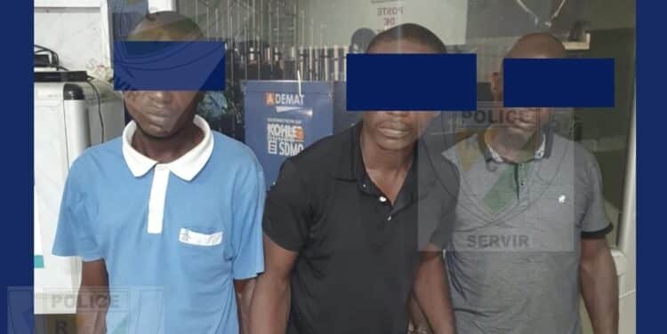 Image de Faits Divers. La guerre incessante contre le banditisme en Côte d'Ivoire a une fois de plus vu un triomphe des forces de l'ordre. Dernièrement, la police s'est imposée, arrêtant un chauffeur de taxi et sa bande de complices alors qu'ils s'attaquaient à un magasin de vêtements à Cocody. "Pris en Flagrant délit : La Chute d'un Chauffeur de Taxi et ses Complices" Dans le couvert de l'aube, le chauffeur de taxi F.A et ses complices, D.P et KB, se sont embarqués dans une entreprise de banditisme à la place inopportune et au moment inopportun. Munis d'outils pour défoncer la porte du magasin de vêtements, ils ignoraient qu'ils entreraient bientôt dans le filet des patrouilleurs de la BAC. Leur tentative de cambriolage a pris une tournure inattendue quand une équipe de la BAC en patrouille est tombée sur eux en action. Les malfrats ont certes tenté de s'échapper, mais leurs efforts ont été vains face à l'opiniâtreté et à la promptitude des forces de l'ordre. "Le Chauffeur de Taxi Complice : Attente, Arrestation et Justice" Pendant le drame, l'infâme chauffeur de taxi F.A attendait dans un véhicule, probablement prêt à aider à la fuite de ses complices. Le braconnage de la police a conduit directement vers lui, ce qui a abouti à son arrestation. Présentement, les délinquants démasqués doivent affronter la musique de la justice. Cette incident met en évidence la menace persistante du banditisme urbain en Côte d'Ivoire, mais le résultat offre également un espoir : les forces de l'ordre sont en alerte et prêtes à intervenir. La question cruciale qui demeure est : Jusqu’à quel point ces efforts peuvent-ils réussir à décourager les criminels potentiels en mettant en lumière le possible destin des bandits pris en flagrant délit ?