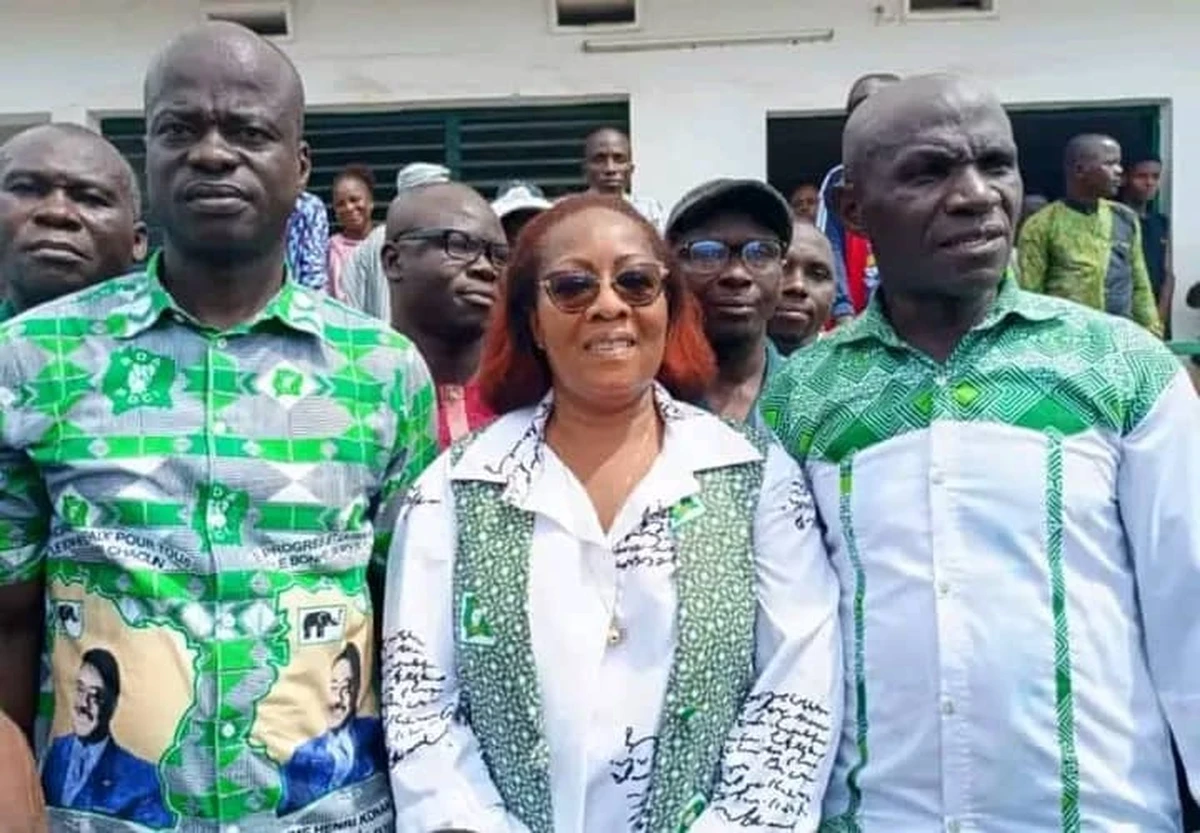 Image de Politique. Faisant écho aux nouvelles prometteuses de l'élan retrouvé du PDCI-RDA à Duékoué, Maman Boya, une fervente militante du parti, réintègre la maison politique d'où elle est originaire. "Maman Boya Reconnaît Son Erreur : Un Engagement Renouvelé pour le PDCI" Admettant ouvertement son erreur et faisant preuve d'un retour d'allégeance au PDCI-RDA, Maman Boya débute sa nouvelle aventure avec le parti en plaçant sa confiance en Tidjane Thiam pour renforcer la présence du PDCI. Elle s'engage aussi dans le maintien de la cohésion sociale et dans la suppression des discours de division. Reflectant l'esprit d'unité prôné par Maman Boya, Roland Marcel Angahi, délégué communal du PDCI à Duékoué, accueille favorablement son retour, tout en partageant des réussites récentes du parti et reconnaissant d'autres figures clés. "Anticipation de la Visite de Tidjane Thiam : Un Nouvel Avenir pour le PDCI à Duékoué" Outre le retour de Maman Boya, une tournée prévue du haut représentant du président, Tidjane Thiam, est une autre nouvelle prometteuse pour le PDCI, avec l'anticipation de l'accroissement des délégations du PDCI dans le district. Quant à la preuve de leur solidarité, Roland Marcel Angahi fournit des détails de l'ardeur suscitée par la participation des militants à Duékoué aux funérailles du président défunt Henri Konan Bédié. Alors que le PDCI salue le retour de Maman Boya, le parti souligne également la nécessité de l'unité en ces temps cruciaux. Cette série d'événements soulève une question importante : Le retour de Maman Boya et les prévision de dynamisme seront-ils suffisants pour convaincre d'autres anciens membres du PDCI à retrouver leur affiliation d'origine ?