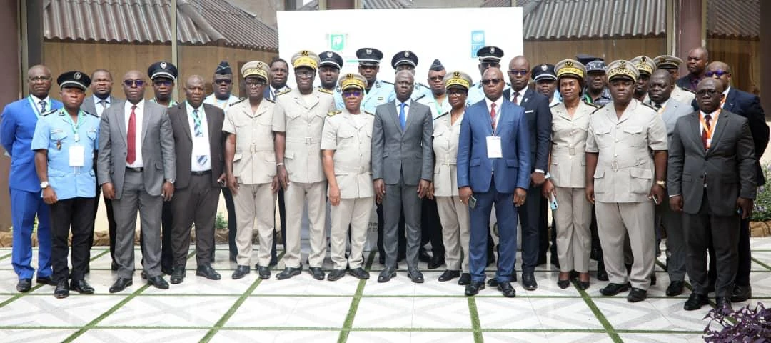 Image de Politique. Avec un défi croissant de terrorisme transfrontalier, le Ministère de l’Intérieur et de la Sécurité de Côte d’Ivoire accueille un atelier unique réunissant les acteurs étatiques pour une cause commune. "Une Défiance à la Menace Transfrontalière : Lutte Contre le Djihadisme" Axé expressément sur l'examen des défis du djihadisme transfrontalier, du financement du terrorisme, et de la criminalité organisée dans les États côtiers d'Afrique de l'Ouest, l'atelier explore de manière approfondie les approches nationales pour lutter contre ces problématiques. L'atelier met l'accent non seulement sur l'éducation et la sensibilisation, mais aussi sur l'importance de l'interopérabilité. Il vise à développer une compréhension commune de la menace djihadiste parmi les États côtiers d'Afrique de l'Ouest. S'appuyant sur l'expertise des professionnels dans divers domaines tels que le Corps préfectoral, les magistrats, et les partenaires techniques et financiers, l'atelier s'efforce de formuler des recommandations solides pour renforcer les politiques de lutte contre le terrorisme. "Pas Seulement la Répression : Vers une Approche Globale" Pour un meilleur avenir, l'autoritarité et l'autonomie ne suffisent pas. Il faut aussi envisager des initiatives de prévention, de déradicalisation et de réinsertion pour lutter contre le terrorisme et la criminalité organisée. L'objectif est de mettre en place des stratégies globales et inclusives qui abordent les causes profondes de ces phénomènes. Les recommandations qui émergeront de l'atelier serviront à éclairer le Ministère de l’Intérieur et de la Sécurité sur une approche davantage intégrée et effective. Néanmoins, une question demeure : L'interopérabilité promue lors de l'atelier sera-t-elle la réponse définitive pour contrer les actes de terrorisme transfrontaliers, ou d'autres mesures sont-elles nécessaires pour embellir la Côte d'Ivoire ?